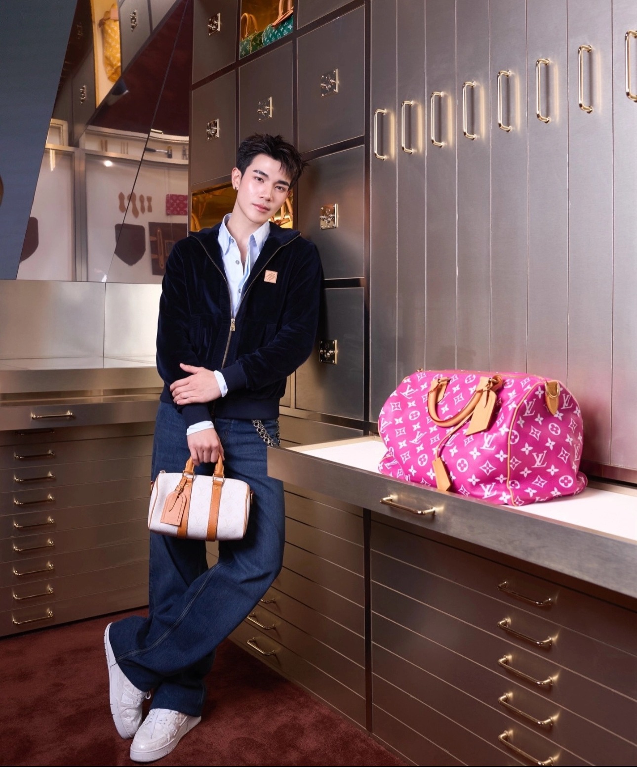 【原單】LV Monogram 皮革浮雕標誌直筒牛仔褲