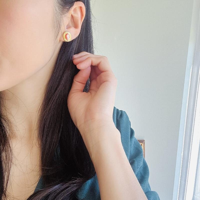 Vintage Young Lady Profile Resin Cameo Stud Earrings - Opposite facing (MT2327)
