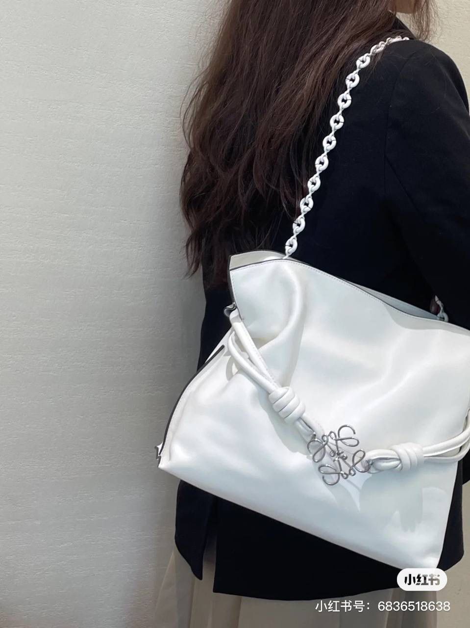 👑人气单品: LOE饰品胸针👑💏【金色/银色】 ❤️纯黄铜，真空电镀18K真金，纯德国进口设备铸造，精湛的手工艺，顶级还原。👌🏻 ❤️尺寸约5.1*4.7*0.15cm