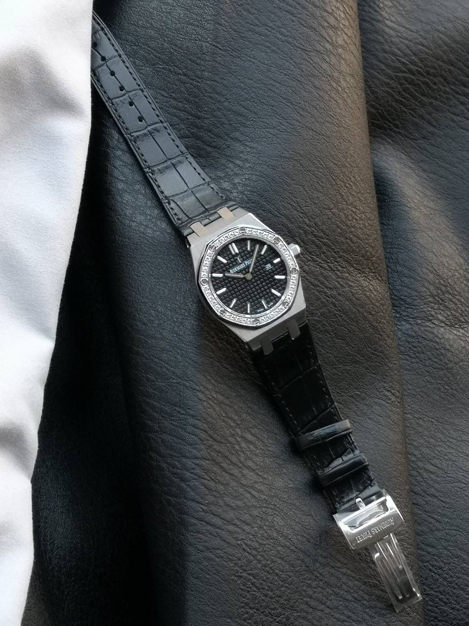 🚀爱彼皇家橡树系列不惜成本镶嵌世界最顶级的120切面施华洛顶级锆石，每一颗都攥刻有swarovski zirconia（用放大镜可看到，行业唯一一家），Swarovski zirconia是全球首款合成立方氧化锆，完全符合首屈一指的国际钻石评级权威GIA在评定钻石切割等级的综合标准，凭借无可比拟的璀璨光芒，可媲美钻石！整体效果已无限接近正品！可谓用心良苦，超高性价比带来的正品即视感为之点赞‼️ SWAROVSKI ZIRCONIA是全球首款合成立方氧化锆完全符合首屈一指的国际钻石评级权威，美国宝石协会(Gemological Institute of America，简称GIA)在评定钻石切割等级的综合标准。