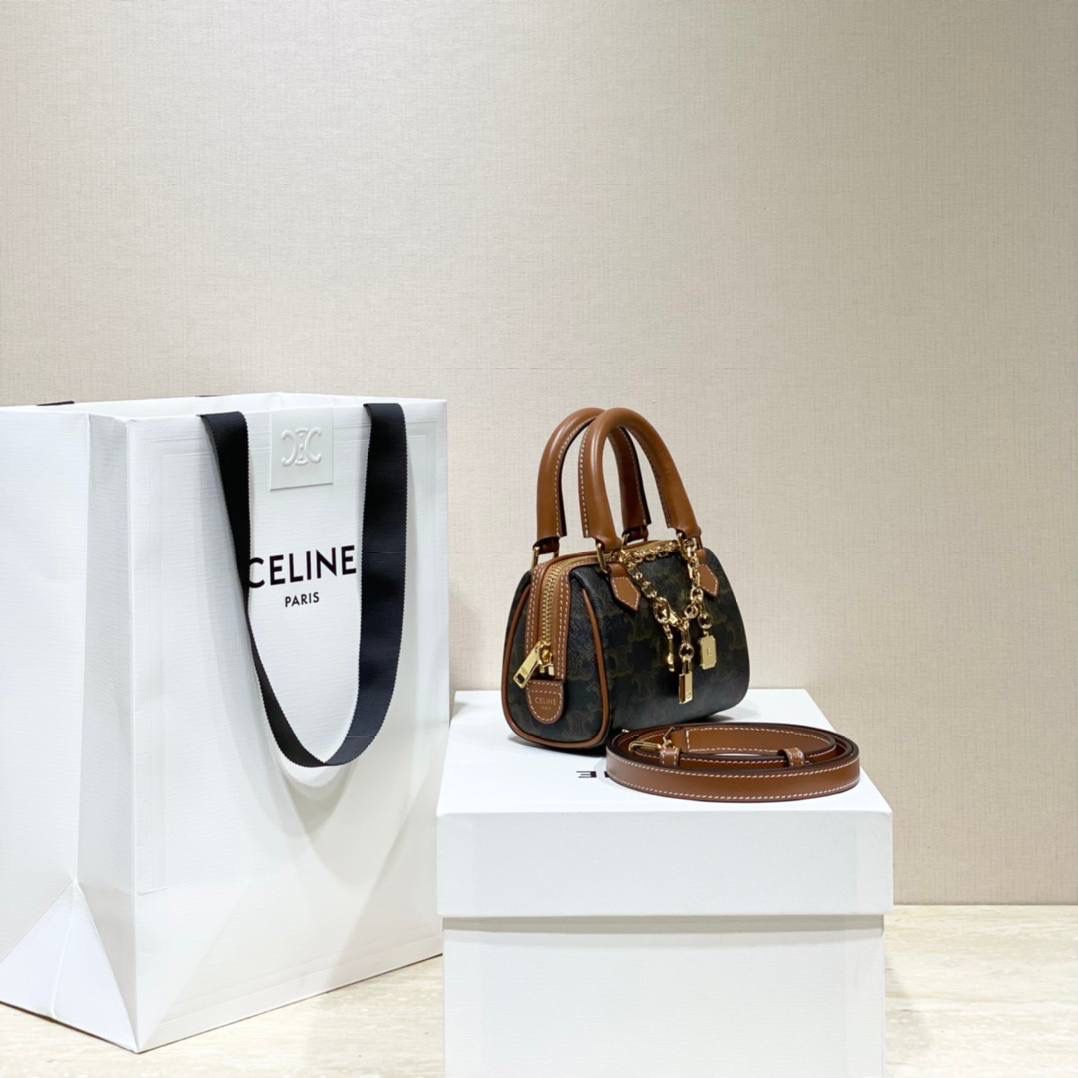 🔥大货实拍图 𝗖𝗘𝗟𝗜𝗡𝗘♥𝗧𝗥𝗜𝗢𝗠𝗣𝗛𝗘迷你波士顿 型号：195112 尺寸14*9.5*8cm 包包上的金色链条是亮点，敲时髦的，手拎肩背都好看☺️