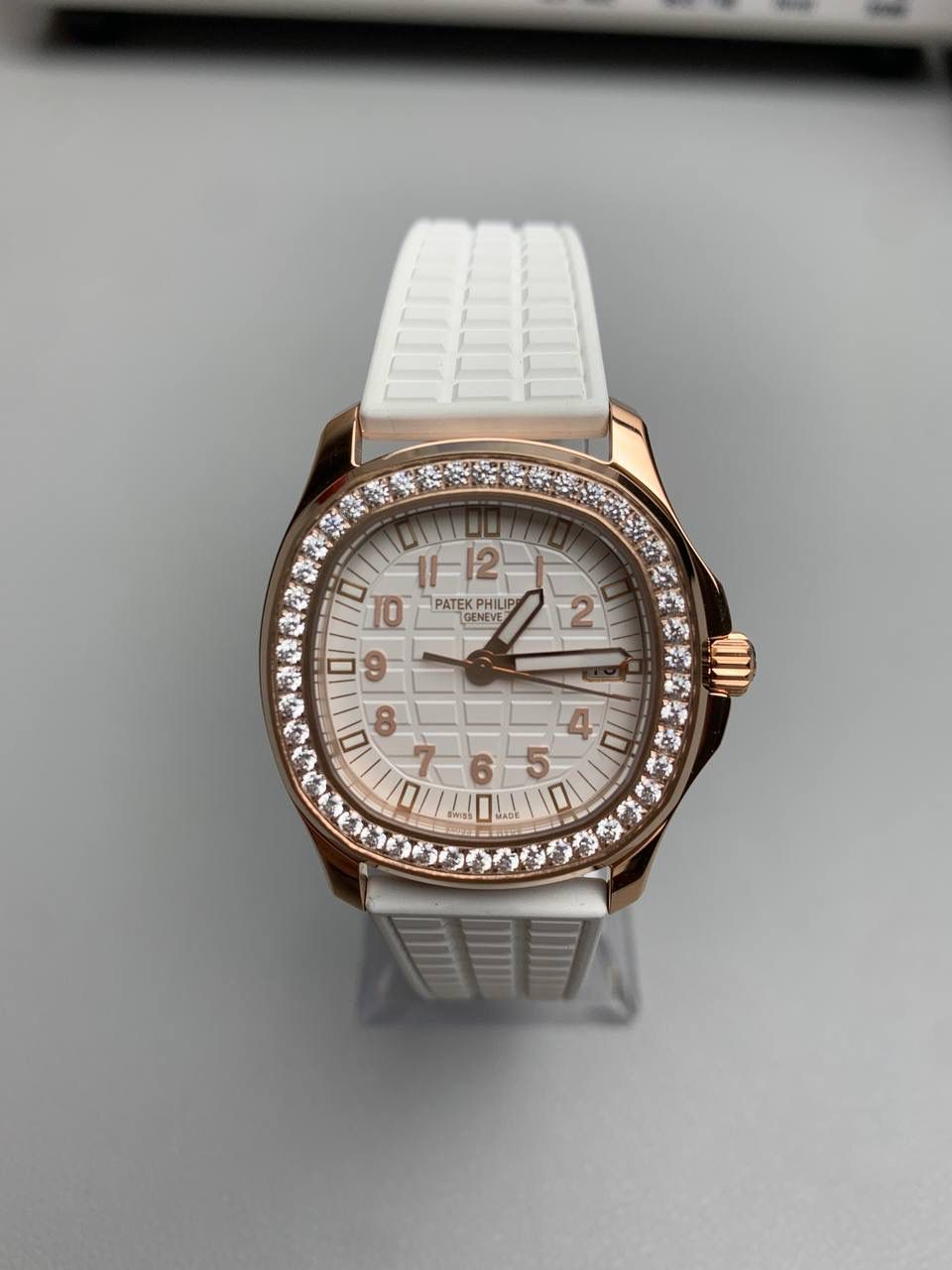 百达翡丽 5067A 手雷 石英女表 ——PPF继续购入原装PP--5067A腕表，独立拆解开模。完美还原PATEK PHILIPPE--5067A全系列石英腕表，带来全网最佳的复刻产品和极致体验。 【表带 扣】 1.采用与原装一致的天然复合橡胶（Tropical）材质，经久耐磨，可抵抗海水侵蚀和紫外线辐射。 2.完美克隆Aquanaut最新表扣，即使在非常细小的拐角处上也做有倒角润饰，确保还原正品般的舒适感。 【表壳】 1.腕表尺寸35.6X7.7mm 圆润的八角形表壳与原装一致，保持着复古的造型和精湛的打磨。 2.旋入式把头设计和实心底盖吻合与原版 3.表圈镶嵌46颗顶级施华洛世奇水晶（共计1克拉） 【机芯】 瑞士石英机芯改PPCal.E23-250芯。走时稳定，续航持久，性价比超高。