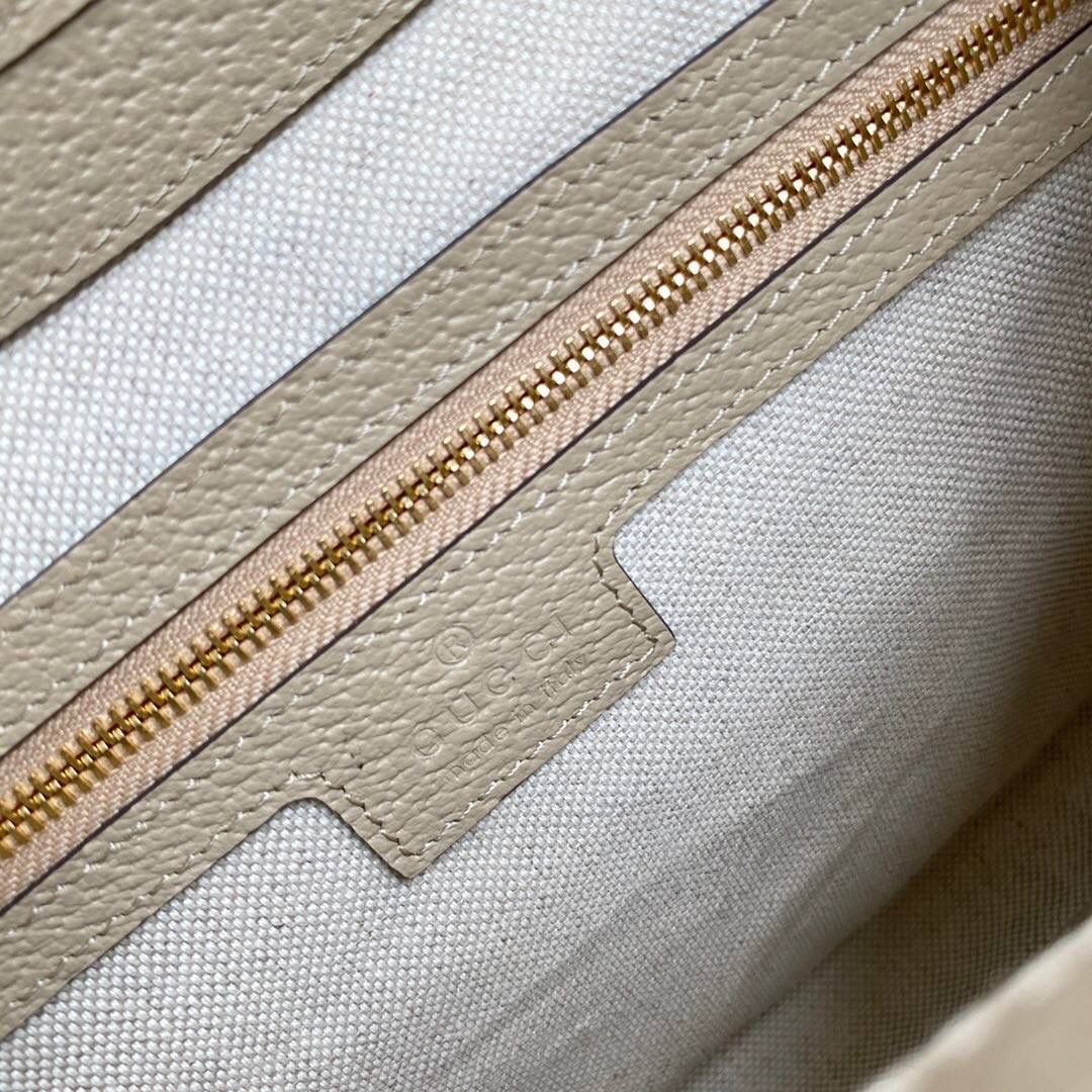 👜独家特级正品 💕 g678843 经典jackie 1961系列手袋在2020秋冬系列中经重新演绎后焕发新的活力。 本季这款具有辨识度的手袋重回时尚前沿，为典藏设计注入现代时尚格调，附带绿色和红色织带➕附赠额外的肩带，可通过搭扣固定在手袋上～打造手提、肩背或斜挎等多样化的携带选择。 以清爽的燕麦色为基调，又融入了一点点大自然的野性✨🔥