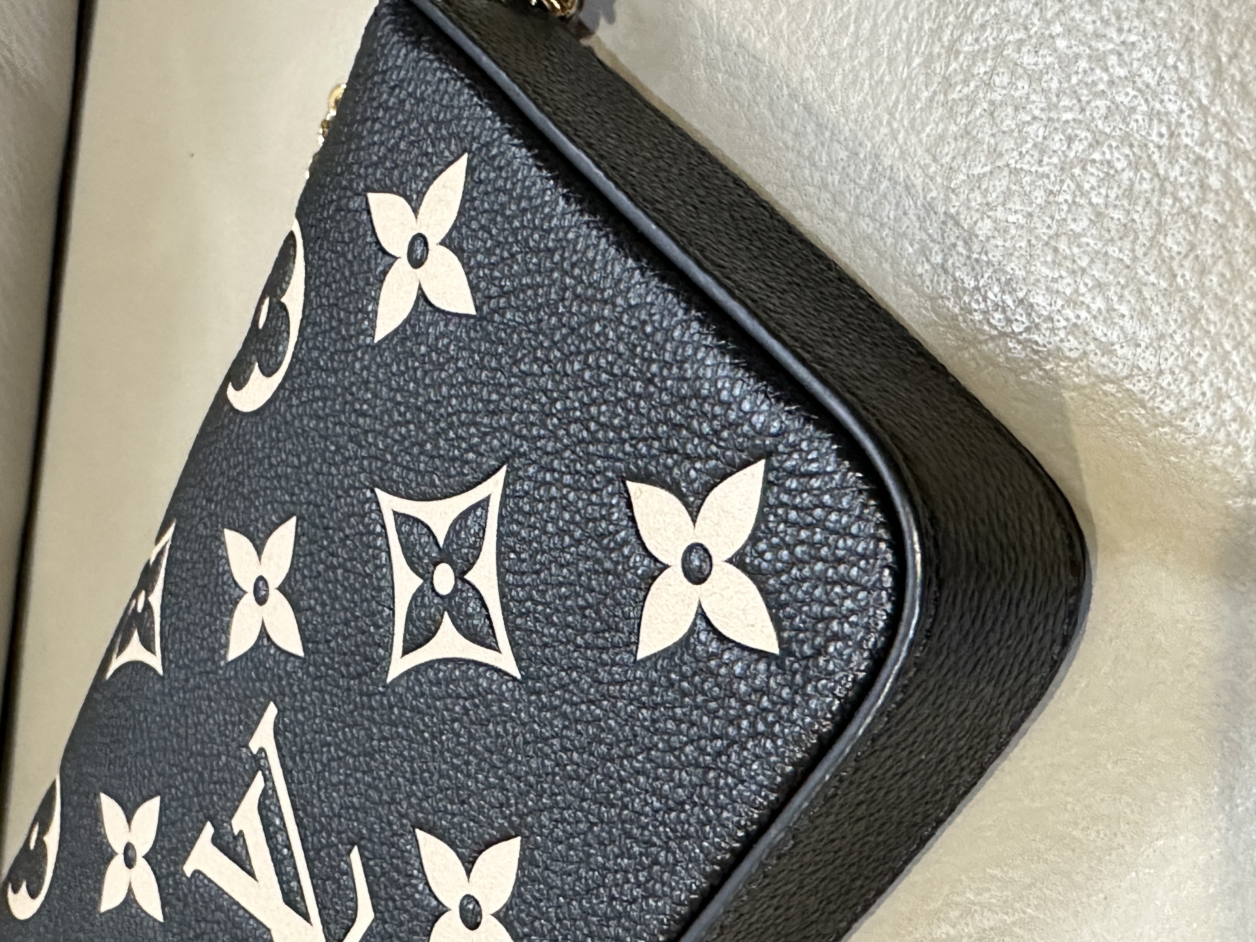 Pre-owned LV Félicie Pochette in bicolor Monogram Empreinte leather / Product Code: 26040508