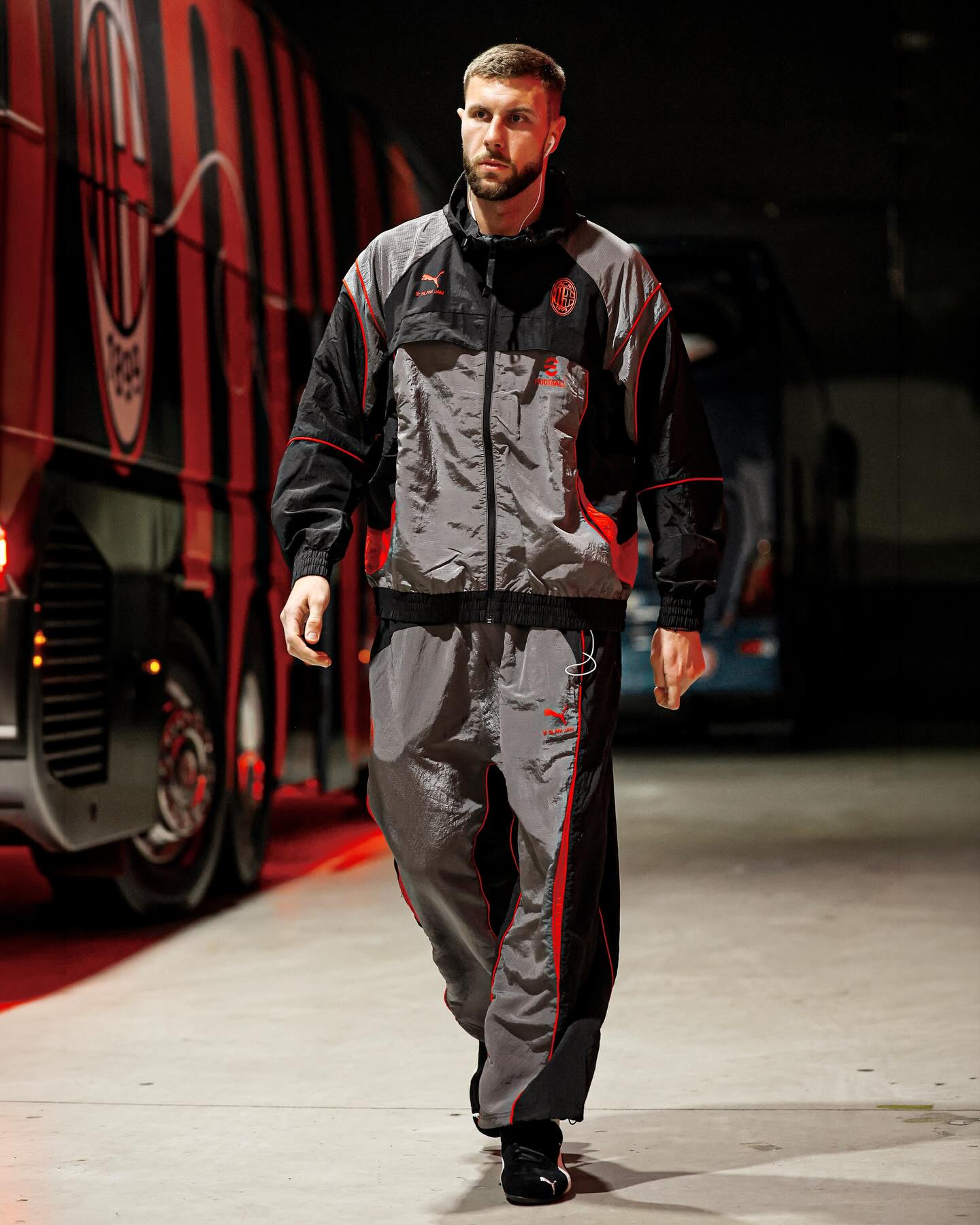 🔥 街頭潮流與紅黑軍團的熱血碰撞！PUMA x AC Milan x Slam Jam 聯名防風外套 ⚽️ 787642_05