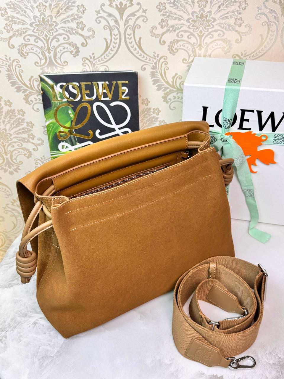 𝙇𝙤𝙚𝙬𝙚 𝙁𝙡𝙖𝙢𝙚𝙣𝙘𝙤 𝙎𝙖𝙩𝙘𝙝𝙚𝙡 福袋款邮差包 ➕刺绣🅾️字母宽肩带 编码：062404 尺寸：𝟑𝟒-𝟏𝟐-𝟐𝟒𝐜𝐦 新款以经典福袋收缩打结为元素，采用外部麂皮➕内里𝗡𝗮𝗽𝗮小牛皮➕刺绣字母宽肩带的精致搭配打造全新升级款邮差包🅰️，可斜挎、肩背和手提，超大容量满足日常所需🎈