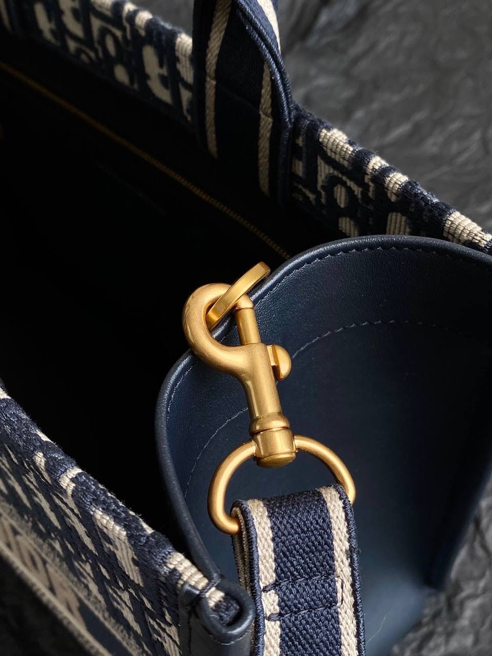 🈶老花蓝，新版中号 𝗗𝗜𝗢𝗥 𝗯𝗼𝗼𝗸 𝘁𝗼𝘁𝗲24早春新款 不得不说，D家确实好会玩啊 可以背的托特来了！简直不要太棒 在最最最经典的托特上又衍生爆款了❤️‍🔥😍 越来越多人爱背大包真正的无性别之分 不管手拎斜挎，通勤健身出差毫无压力 整体有型不会塌，恨不得天天背 大包爱好者可以闭眼收了！！ 36×16×27cm