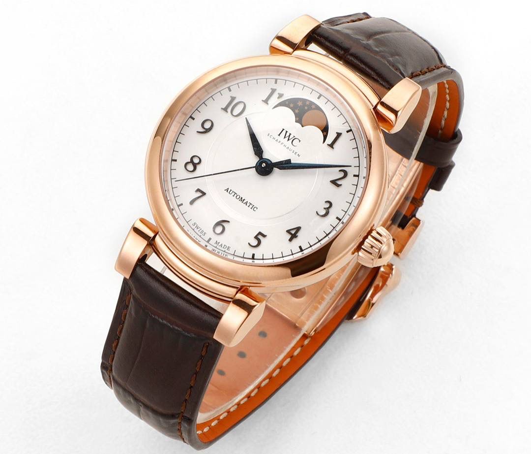 IWC达文西 IW459306 蓝色表盘配月相，好看又有氛围感，蓝色和月相搭配很协调。 这款达文西是复古经典设计，表盘干净清楚，指针是剑形，表冠是圆拱形，表耳可活动，戴着手腕更舒服。 表底刻有“生命之花”图案，是重叠圆环的几何样式。 表径36mm，精钢表壳，自动机械机芯，带中央停秒、月相显示，表底有特殊雕刻。 防水30米，动力储存42小时。 整体简约大方，细节精致，很适合成熟优雅的女生佩戴❤️