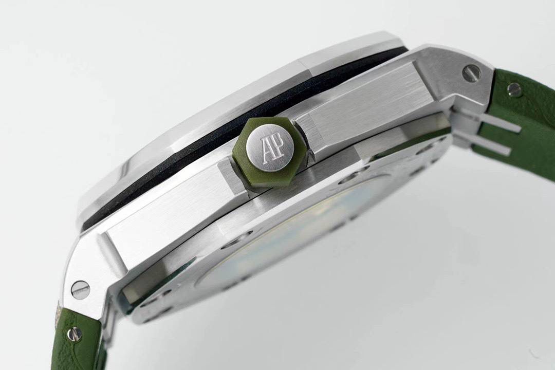 爱彼15710潜水之王！3120一体机芯，打造内在外在最强复刻🔥🔥 1.表壳采用多次打磨，只为了棱角数据吻合，材质触摸感觉一致； 2.最强机芯夹板打磨，特调色18K玫瑰金自动托颜色； 3.最人性化的可松动头粒缓冲区域，确保吻合原装设计； 4.最立体和最工整的盘面“饼干纹理”保证和正品一模一样： 5.最持久的夜光和对的最齐的内应刻度，IPF直击重点。 6.采用原装一致的装配结构，做到细微一致！ 7.最接近原装的指针，切面锋利整齐无毛刺； 8.最接近原装日历放大镜，通透性市面最强； 9.最强蓝宝镜面通透感官，并镀有防眩晕增透镀膜； 最最主要的机芯：采用一体AP.CAL.3120机芯，功能稳定，动力储存原装一致的41小时，外观一致！潜水之王，重新归来！