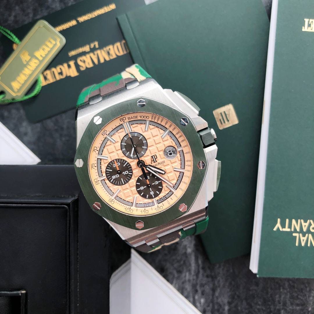 皇家橡树 - 爱彼AP 26400系列 44毫米直径 市面上最好版本的超级复刻 柔软硅胶带 皇家橡树离岸型 男士全自动机械腕表 ，316L精钢表壳 ，搭配原装复刻定制机芯Cal.3126全自动机械机芯 走时精准 稳定，透视后盖 裸露的机芯跟正品一模一样，反炫光蓝宝石玻璃 ，超级耐划痕，搭配原厂模具橡胶表带，原装针扣 ，300米防水，整壳套超高品质，超A做工，非市场普通货，货有所值 ，硬汉必备神器，爱彼入门级腕表 强烈推荐，制作耗时又耗精力，尽可能把最精至的腕表呈现给各位腕表爱好者。