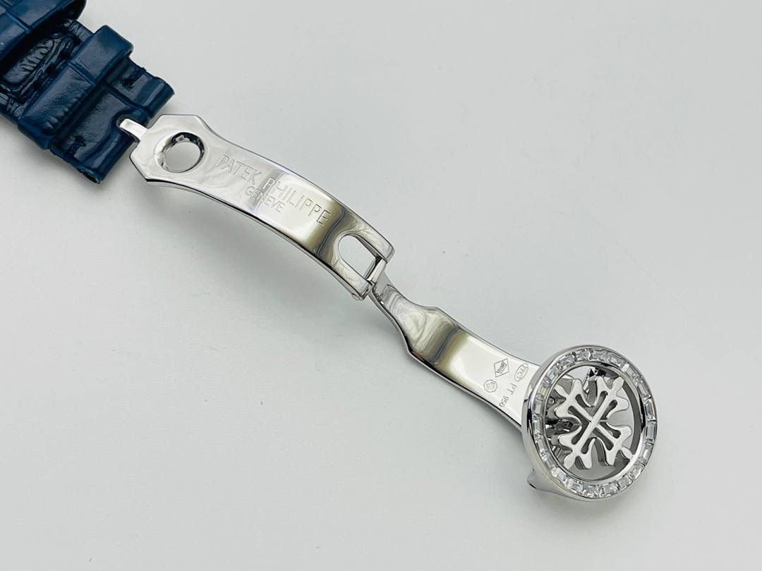 V4升级版 市场最高版本 功能跟正品一样 百达.翡丽星空升级终极版！升级细节： 1⃣️做到了跟正品满天星自动转的功能！ 2⃣️升级日历的排法和正品一样的顺序！ 3⃣️直径42毫米，厚度11毫米！ 4⃣️最大亮点：百达.翡丽星空里的月亮会根据天空上的月亮变化而变化！根据天空上的月圆月缺搬（初一月弯弯初十五月圆）到手表上了！