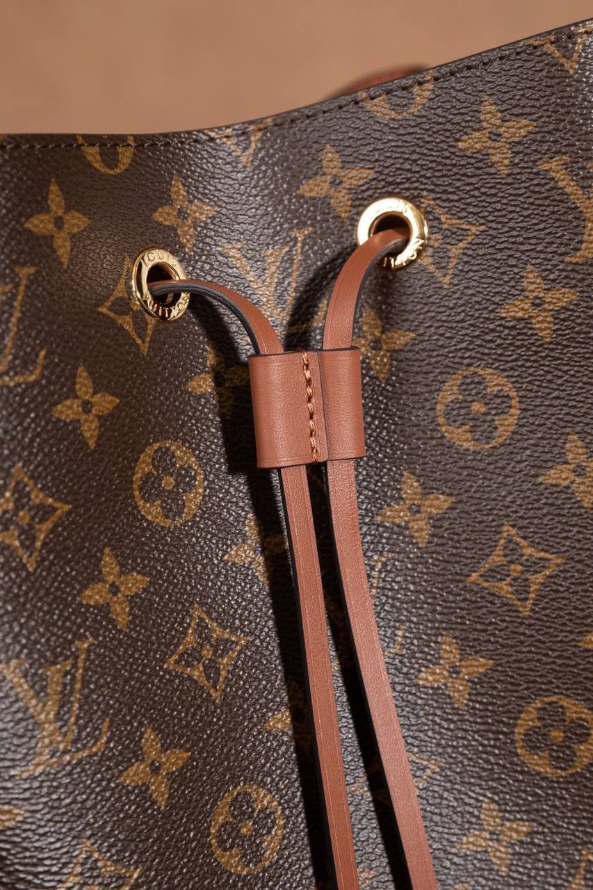 LV NÉONOÉ 水桶包 👜✨ 这款真的是经典中的经典，很多人第一只 LV 都选它！！ Size：26 × 26 × 17.5 cm，容量很可以，日常东西统统装得下～ 水桶包原型来自 1932 年的香槟袋， 经典又耐看，不分年纪，背起来都很有感觉。 又能装、又好搭，休闲穿、正式穿都 OK， 属于那种越背越喜欢、怎么都不会过时的款 💖