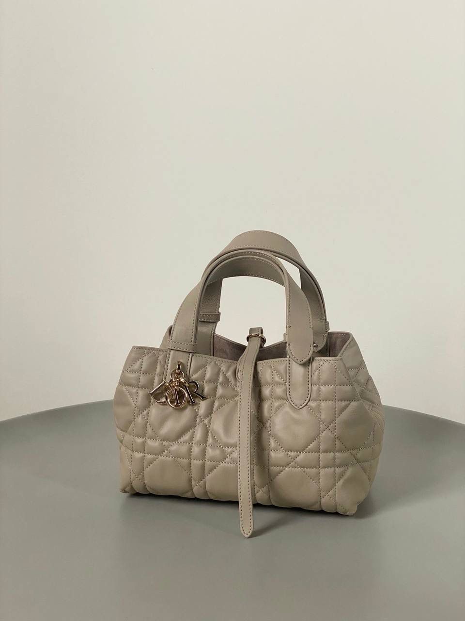 🈶胭脂米，小号 𝗗𝗜𝗢𝗥 𝗧𝗼𝘂𝗷𝗼𝘂𝗿𝘀横版 拒绝不了一点温柔的米色系 实在太好看了！很显气质 淡淡的色调，看着心情就很好 小号会更Q更嗲一些 实物蛮精致的！ 可以说目前喜爱度top☝🏻 23×15×15cm，#m1292m