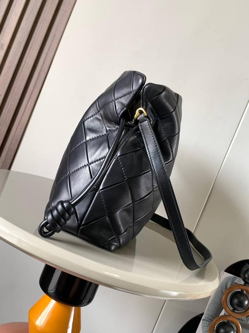 🎈褶皱羊皮福袋 —【👉🏻中号黑色到货】 编码：052028 尺寸：𝟑𝟎-𝟐𝟒.𝟓-𝟏𝟎.𝟓𝐜𝐦 ✅新款福袋采用进口纳帕小羊皮经过手工裁剪、缝合和缝制而成，🉑拆卸🉑调节肩带，多样化背法，容量超大，手感超舒适👍 ✅独家品质，对版细节，全套礼盒🎁给你满满的仪式感👍