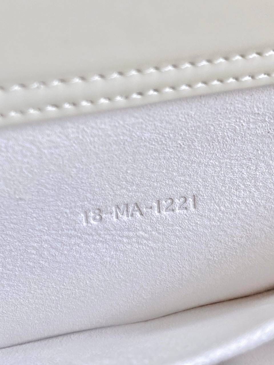 白色中号🎀 𝗗𝗶𝗼𝗿 𝗗-𝗝𝗼𝘆 𝗯𝗮𝗴漆皮款 时尚果然就是轮回，回归了一把中古戴妃 长方包形，短链条➕细长肩带直接封神！！ 复古时髦感超强，真是什么场合都可以把住😛 26 x 13.5 x 5cm