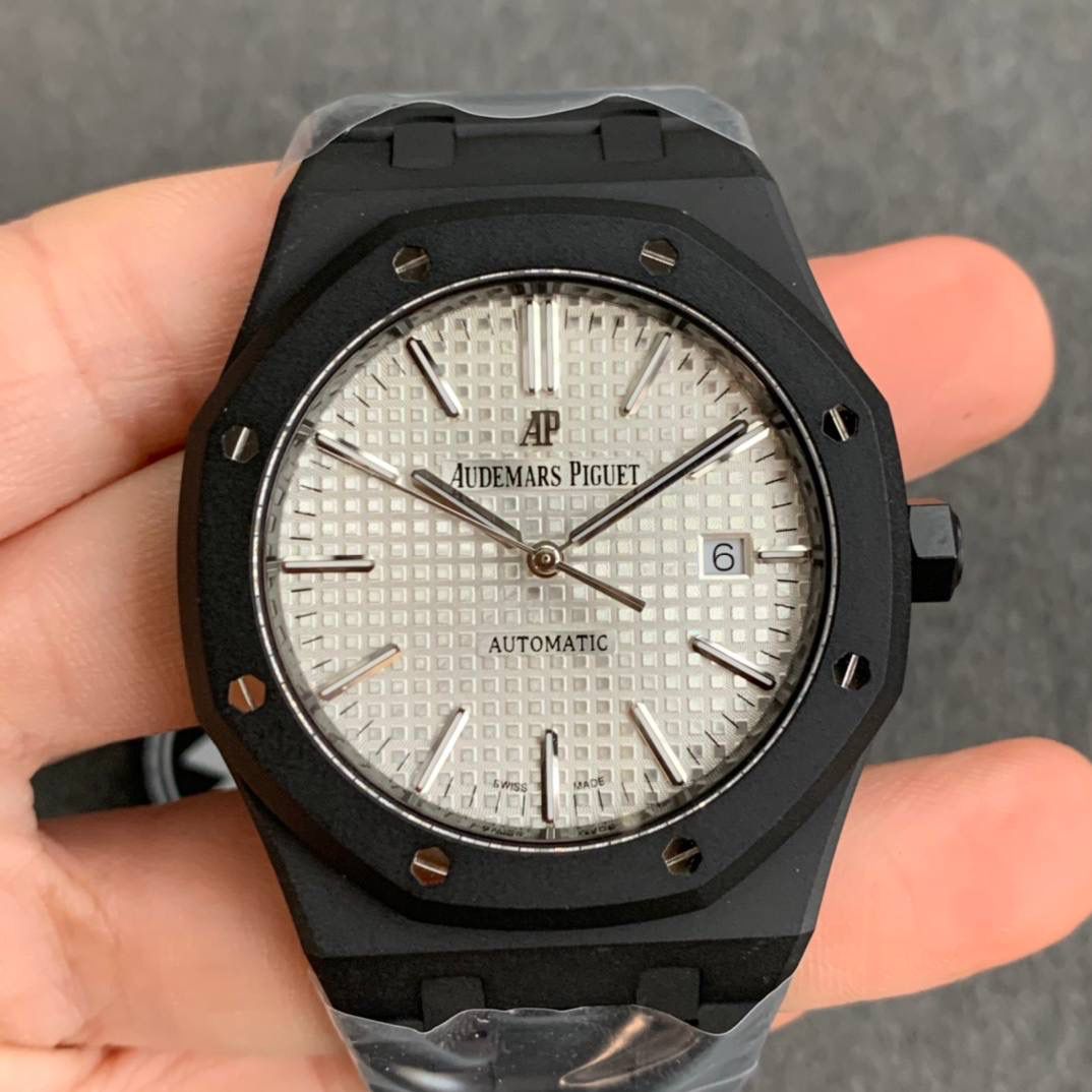 【修正主要细节】1️⃣.表盘“Audemars Piguet”与表盘是呈现凸起状，而非持平状态。2️⃣.ZF通过提升成从而提升技术，把日历的字体做到极致。3️⃣.各位可以对比一下现在市面的所有版本，会发现ZF表盘上的“饼干纹理”更佳立体。饼干纹上的细纹十分精妙。表盘颜色也可傲视群雄！4️⃣.钢带头粒的“缓冲带”致敬原装，松紧的感觉一模一样。这也是尝试了无数次的结果。5️⃣.钢带扣上的AP字印LOGO是可以微微活动的，品味原装的细节，才能体现精髓。6️⃣.超级自动陀，颜色于原装一致（市面一般版本均偏红）其上的ap家族徽章浮雕也更加精致润泽。超神不用解释💯🔥
