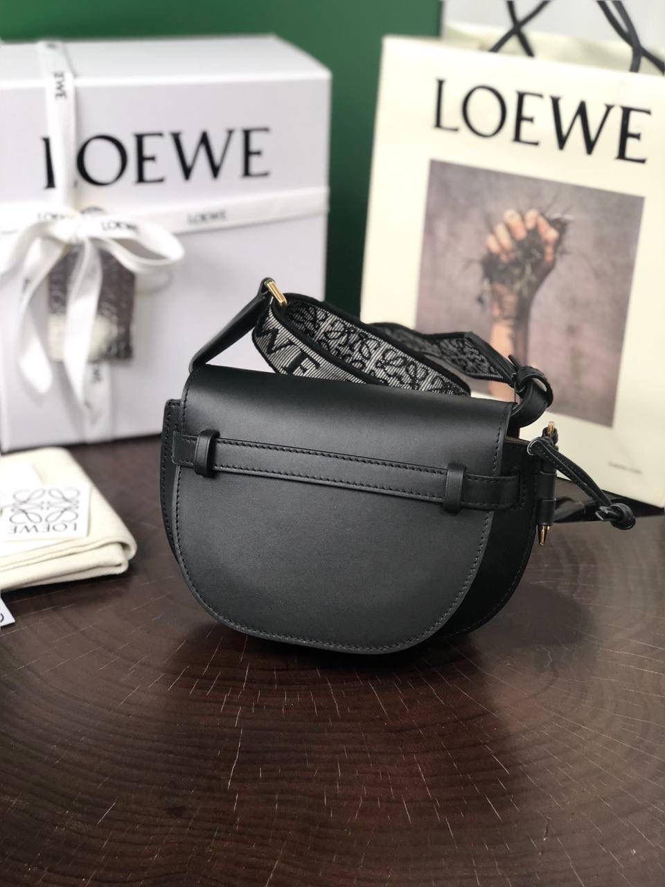 𝐆𝐚𝐭𝐞是Loew继Puzzle 之后又一个火遍全球的爆款。 不同于普通的马鞍包型，融入了圆边设计，立体的剪裁轮廓加持，完美驾驭中性气质，男女皆可的IT BAG💼。 小号:20-12.5-19（中部最宽处26cm） 编码:061711织带黑色 迷你:15-9.5 so-12.5（中部最宽处21cm） 编码:522127织带黑色