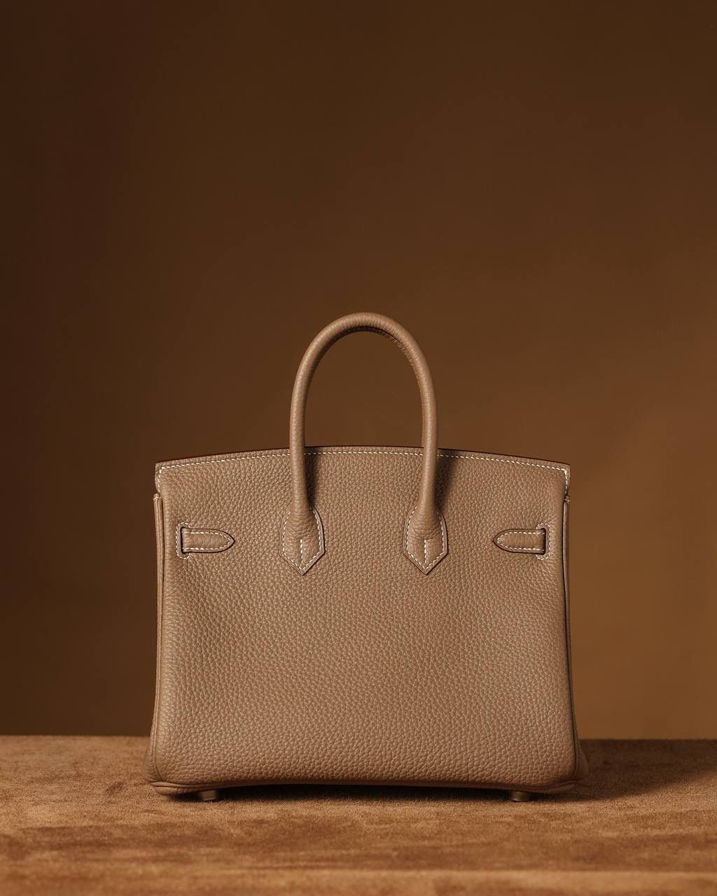 Hermes 爱马仕 Birkin25cm 大象灰银扣👜✨ Birkin 独家渠道货 独家欧洲原厂皮原厂五金组装的ZP尾单货 尺寸：20 X 25 X 13CM 尺寸：22 X 30 X 16CM Birkin我们采用的是进口原厂Togo真皮，什么是Togo皮呢？ Togo皮：最经典的Birkin用皮。表面是均匀的颗粒状，类似荔枝纹，有光泽。皮质较硬，容易保持包包的形状，相对较轻，触感比较柔软，耐磨耐用； 我们用的是纯原、原厂皮就是和原版专柜一样的皮！