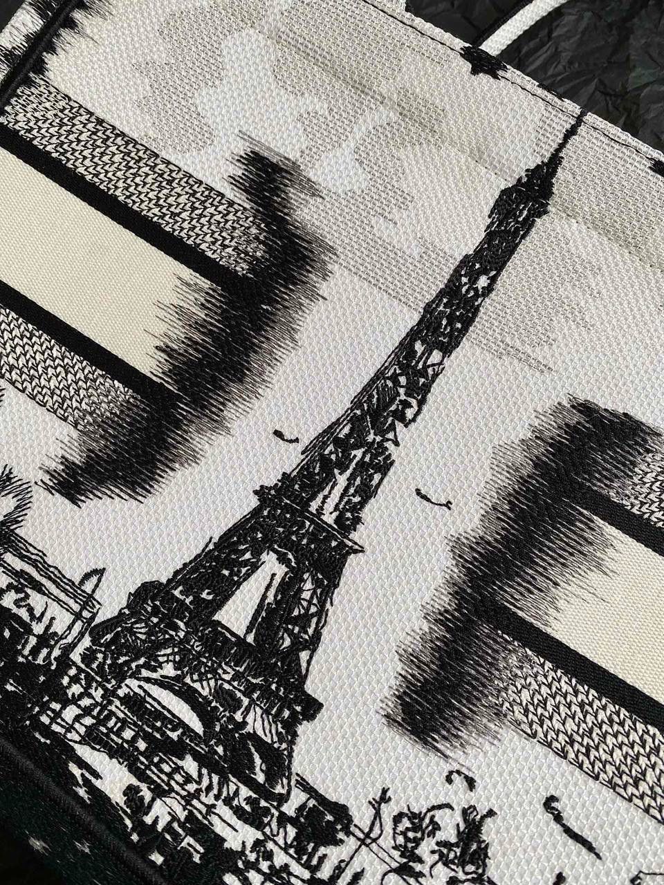 🈶白色中号 𝗖𝗗 𝗕𝗼𝗼𝗸 𝗧𝗼𝘁𝗲 24夏季"巴黎铁搭" 说实话，近年来花卉系列有点看乏看腻的 请你们一定看看这一只，新的炙热款！！ 本季主打Dio r与埃菲尔铁搭的浪漫邂逅， 惊艳了全网‼️ 真真实实绣在整个包上，砖柜超级难抢的！ 黑白色调干净利落，复古又神秘的法式浪漫 那种高定视觉，沦陷了！沦陷了！ 行走的巴黎街头很是时髦，我先冲了！❤️🎀 36×27×16cm