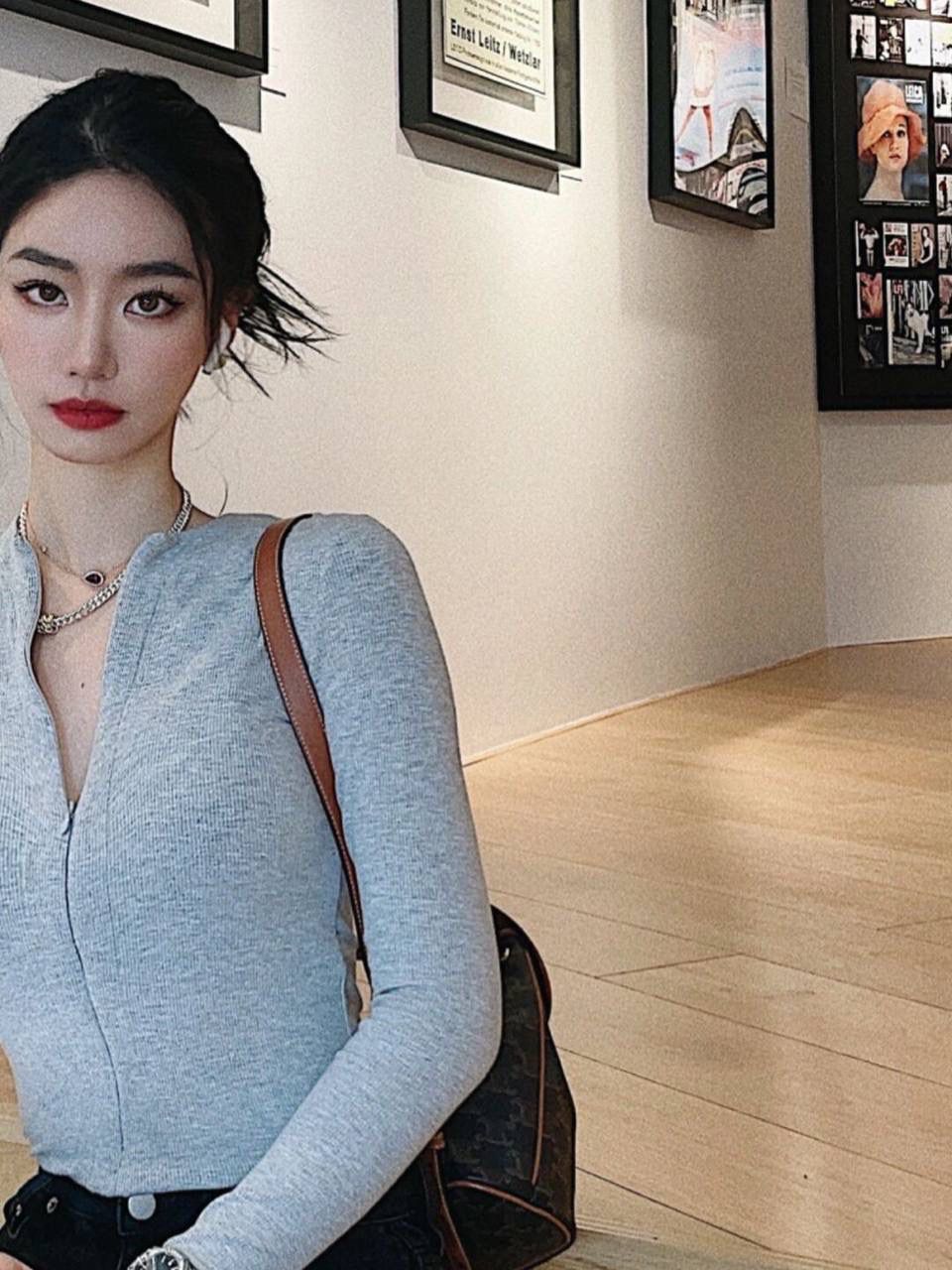 🔥大货实拍图 𝗖𝗘𝗟𝗜𝗡𝗘 ♥𝗧𝗥𝗜𝗢𝗠𝗣𝗛𝗘 𝗖𝗔𝗡𝗩𝗔𝗦 𝗙𝗢𝗟𝗖𝗢 型号：197662 尺寸：17*20*10cm 本命老花mini凯旋门背包🤎复古小巧，实用性设计🔥肩带长度可调节，单肩斜挎都很好看！