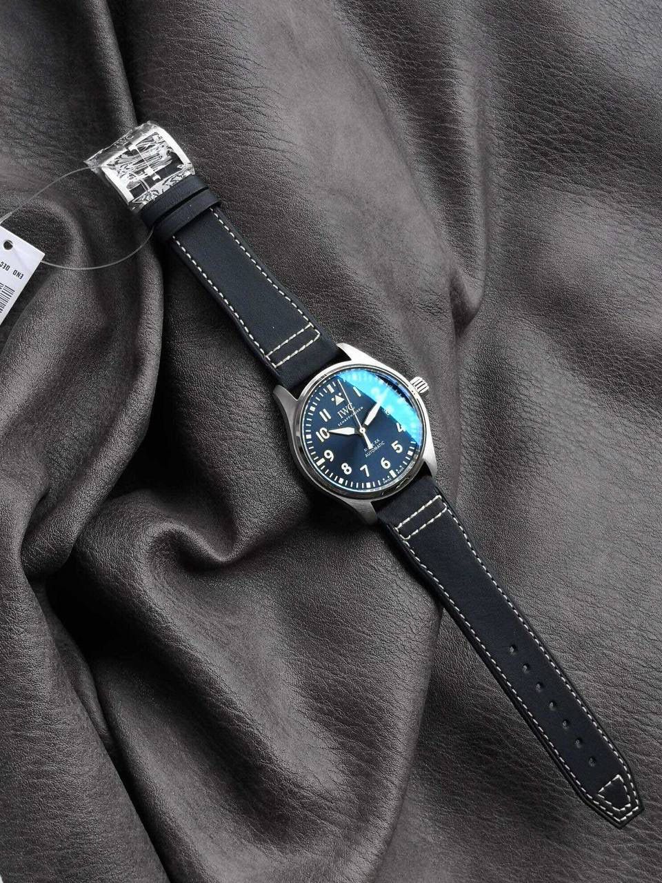 V7厂马克20，系行业同款唯一敢于呈现真假对比评测的版本，修正市面现有版本不足，其结构以及细节均按原装逐一复制，拆解后与原装完美保持一致，真正完美克隆。 V7厂顶级表壳延续马克18腕表的40mm精钢表壳制作工艺，取消了软铁罩，厚度由原来的11MM微减至10.83MM，表冠仍然采用旋入式，外表耳比原来稍宽与纵向间距由原先 51.2MM减小至49.2MM，佩戴感更舒适。表圈采用镜面抛光处理以凸显立体感。其直径，厚度，弧度包括底盖边缘线条细节也不放过100%温和原装，边角打磨亦十分到位。密底设计又给腕表完美度加分，V7底盖拉丝完美还原，各角度均无死角。