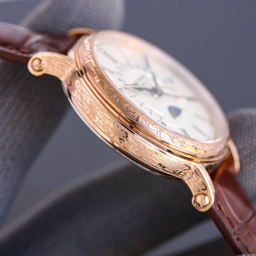 百达翡丽5159万年历腕表✨ 儒雅登场 38mm黄金尺寸+百搭表耳，大小手腕都适配，商务正装露半节超显贵气💼，上手舒适有分量，成功人士标配，戴出排面与底气🤩 ✅表壳精磨细造，温润如玉质感拉满 ✅冲压后盖衔接清脆，防水性能升级 ✅刻度指针贵金属电镀，质感更出众 ✅锅盖型微凸蓝宝表镜，通透辨时准 ✅贵金属钢印立体清晰，细节超规范 🔥定制Cal.324一体机芯｜更薄更稳，仿真度拉满 🎩意大利小牛皮表带+顶级灯笼表扣，通用原装，正装儒雅范儿拉满，人生赢家必备款！