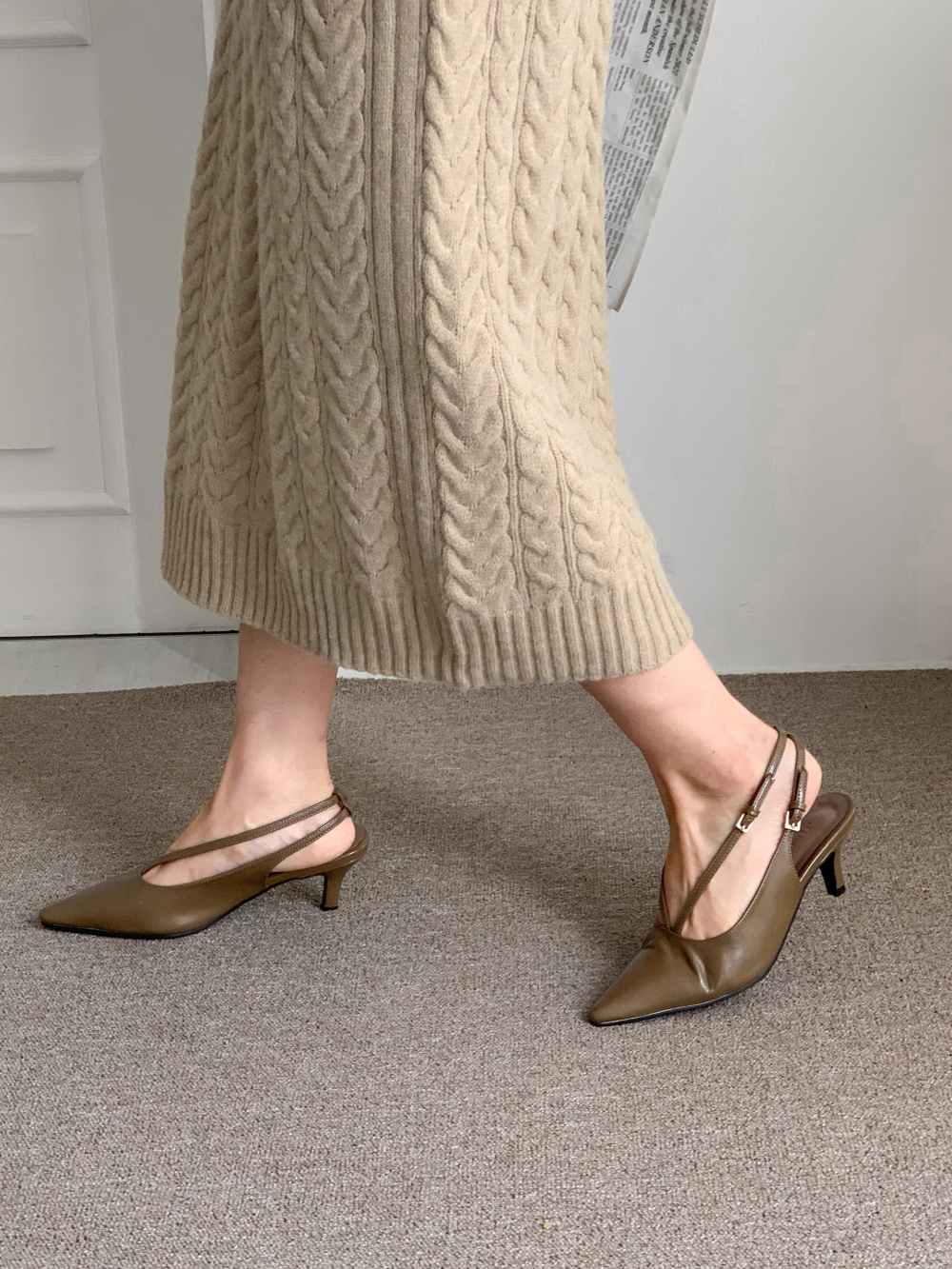 V strap slingback heeled shoes