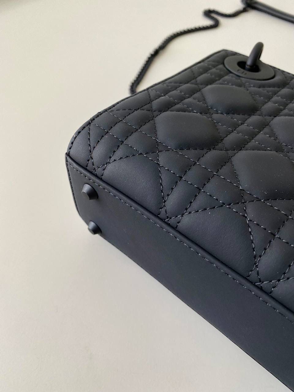 磨砂黑🖤 𝗗𝗜𝗢𝗥 𝗟𝗮𝗱𝘆磨砂三格 大热门款，老客的补单王❤️‍🔥 进口磨砂牛皮材质，同色哑光五金 比羊皮漆皮都要高级不少 没有了大家闺秀的矫柔造作 暗黑风多了些特立独行的酷劲儿 17×15×7cm