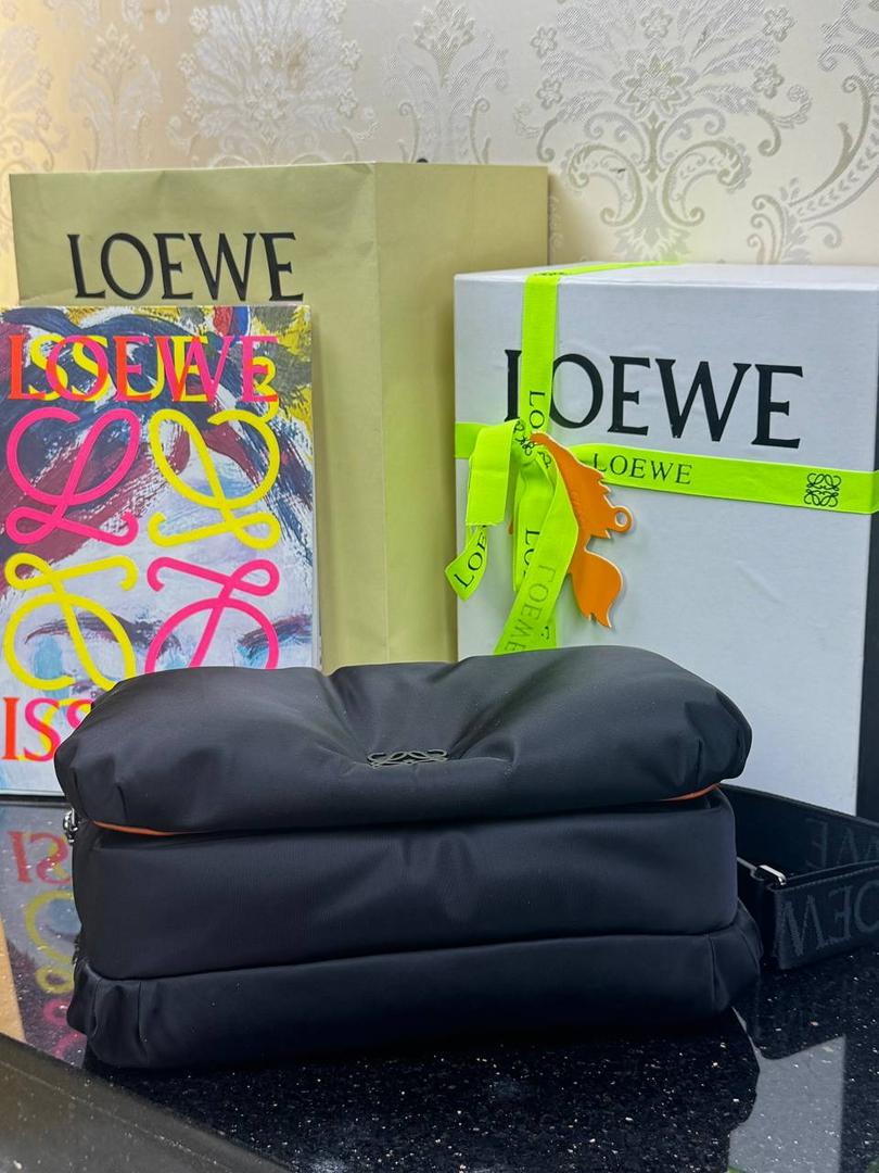 🎈尼龙𝗣𝘂𝗳𝗳𝗲𝗿 𝗚𝗼𝘆𝗮 ➖【邮差包黑色】 尺寸：𝟑𝟎-𝟏𝟎-𝟐𝟎.𝟓𝐜𝐦 编码：012124 该款邮差包外部由丝滑尼龙材质制成，内里搭配进口纳帕小羊皮，正面饰品牌标志性Logo，容量大😍 搭配一条可拆卸可调节的刺绣宽肩带，可肩带或者斜挎，磁扣开合，内部拉链口袋😎