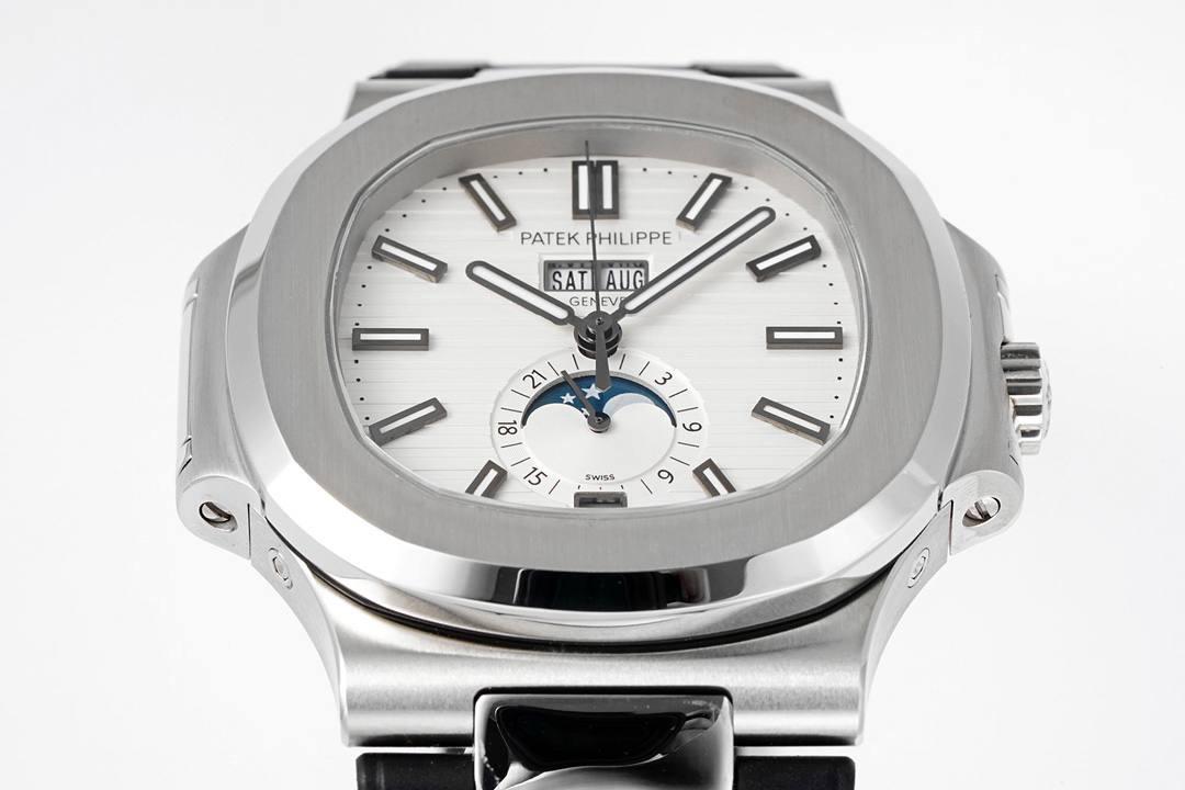 新晋 “钢王”百达翡丽Ref.5726/1A Nautilus系列年历胶带款腕表亮相！🤩😍 鹦鹉螺全系列一贯设计的旋窗造型表壳，与正品工艺一致的采用锻纹修饰和抛光工艺处理构成鲜明对比，1:1还原了正品每个细节。盘面深邃蓝色并装饰有水平横纹浮雕图案颜色从中央向四周扩散，星期月份双视窗和日期窗黑字白底辨识度高，24小时显示盘附带月相十分高雅，整体给人的感觉是独特又优雅，是最美的鹦鹉螺之一。背面蓝宝石镜面，搭载PPF独家研发的324S QA LU 24H/303自动一体机械机芯，21K的大金陀让上链效率更高，红宝石轴承日内瓦纹下方的鱼鳞纹精致无比，机芯打磨依旧是业内标杆级别。首款年历腕表能正确辨别出大小月，每年只需要在3月1日调节一次日期即可。 表带升级为橡胶款更显运动时尚感，一年四季均可舒适佩戴，驾驭更多风格穿搭，新晋 “钢王”将成这个寒冬腕表的不二之选。