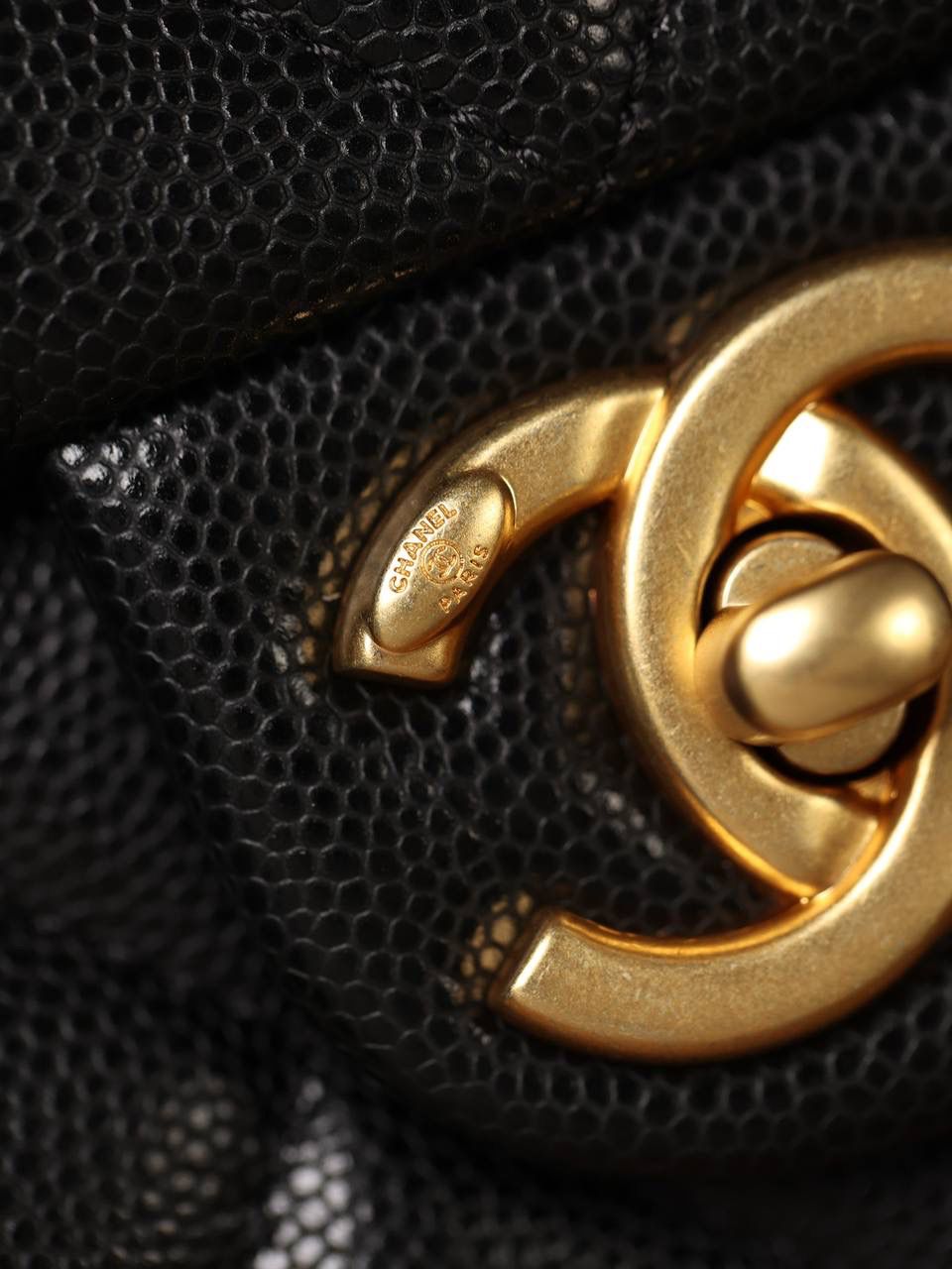 22早秋新品 CHANEL 香奈儿 横款金币方胖子👜❤️‍🩹 尺寸：13.5*215.*6.5cm 独家渠道货 独家ZP尾单渠道货首发 此款是今年小香新出的材质颗粒压花牛皮，颗粒比较细小，手感比较柔软些，是欧洲原厂纯原金扣的头层小牛皮压的小球纹路，非常耐磨 金币包是小香22年推出的全新的链条款式，也是主打的明星产品，结合这种小球纹推出一个系列的金币包⚡️