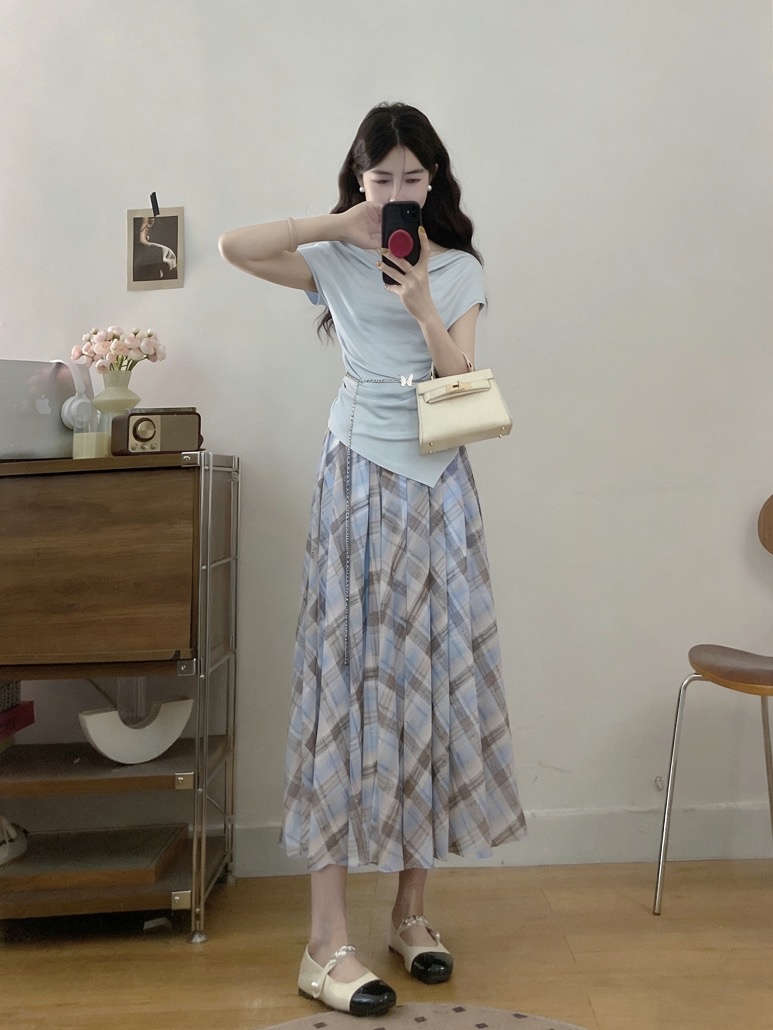 B296(7201) 法式温柔风荡领下摆尖角上衣与格纹长裙蓝套装