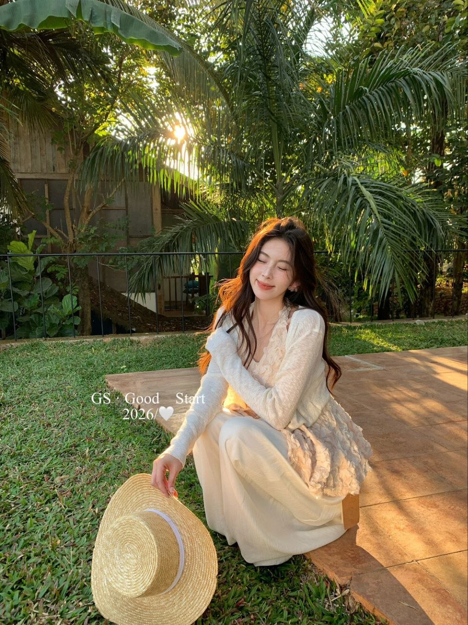 4549 GS START "ROSÉE PETALINE HALTER TOP”