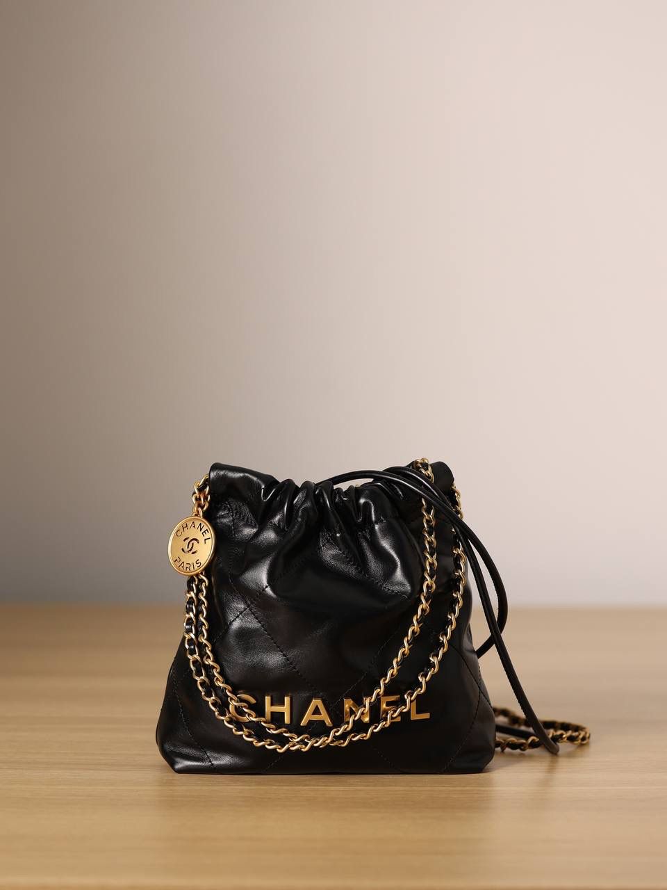 chanel 22迷你手袋💞👜 独家渠道货 高清实拍图首发 材质：亮面小牛皮与金色金属黑 牛皮是原厂皮 、原厂进口头层小牛皮、真皮、毛孔清晰可见的小牛皮 五金材质是做旧的古铜金属 尺寸：20cm x 19cm x 9cm