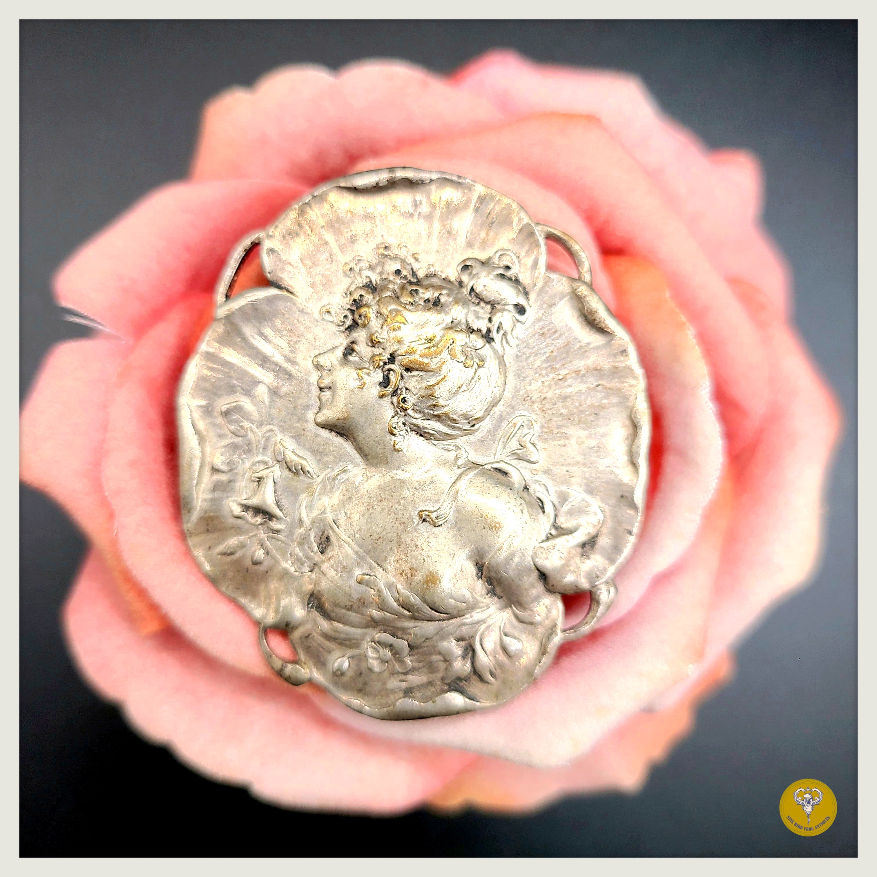 ART NOUVEAU鍍銀花形仕女胸針