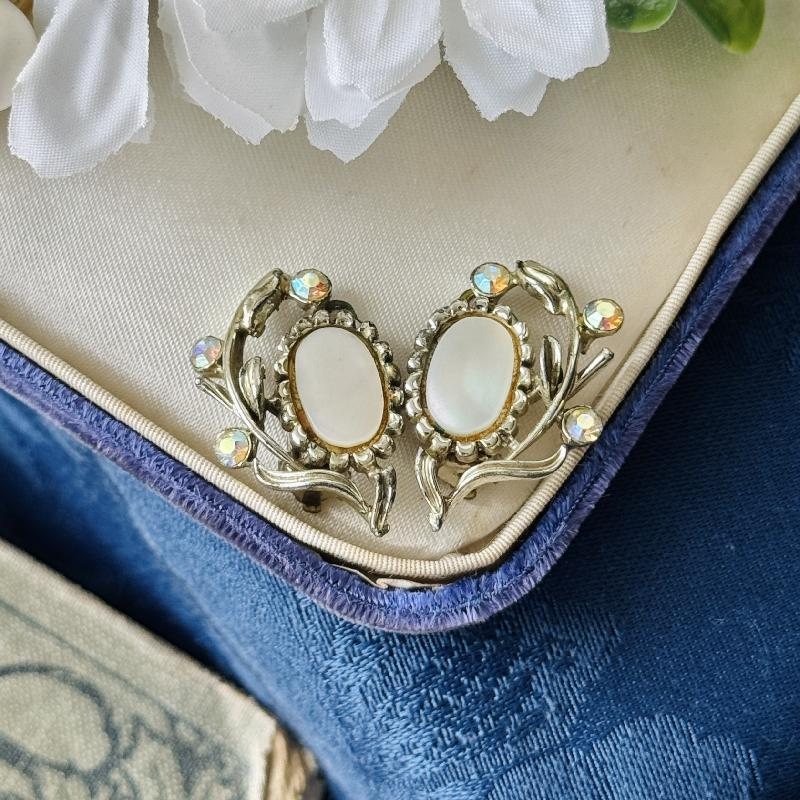 Vintage C.a. 1950s Mother Of Pearl Elegant Foliage Clip Earrings (MT2283)