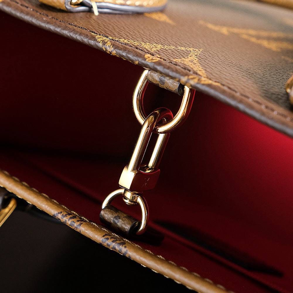 𝐎𝐍𝐓𝐇𝐄𝐆𝐎 𝐁𝐁芯片菱形跳动码迷你系列👜✨ 𝑶𝒏𝒕𝒉𝒆𝒈𝒐系列不断发展壮大， 上市之后一直处于断货王的存在〰️ 保留了原有的经典惊艳之作， 但它重新诠释出一种不同的味道， 作为小包当道的时代， 𝐌𝐢𝐧𝐢系列更加小巧可爱，颜值更胜一筹！ 同样的复古百搭爆款，独特的尺寸设计，将它再次带回时尚前沿！ 简直就是夏日的百搭神器！ 五金材质：厚镀纯钢五金 皮料材质：菱形法国原厂皮面料【芯片版】 尺寸详情：𝟏𝟖*𝟏𝟓*𝟖.𝟓𝐜𝐦