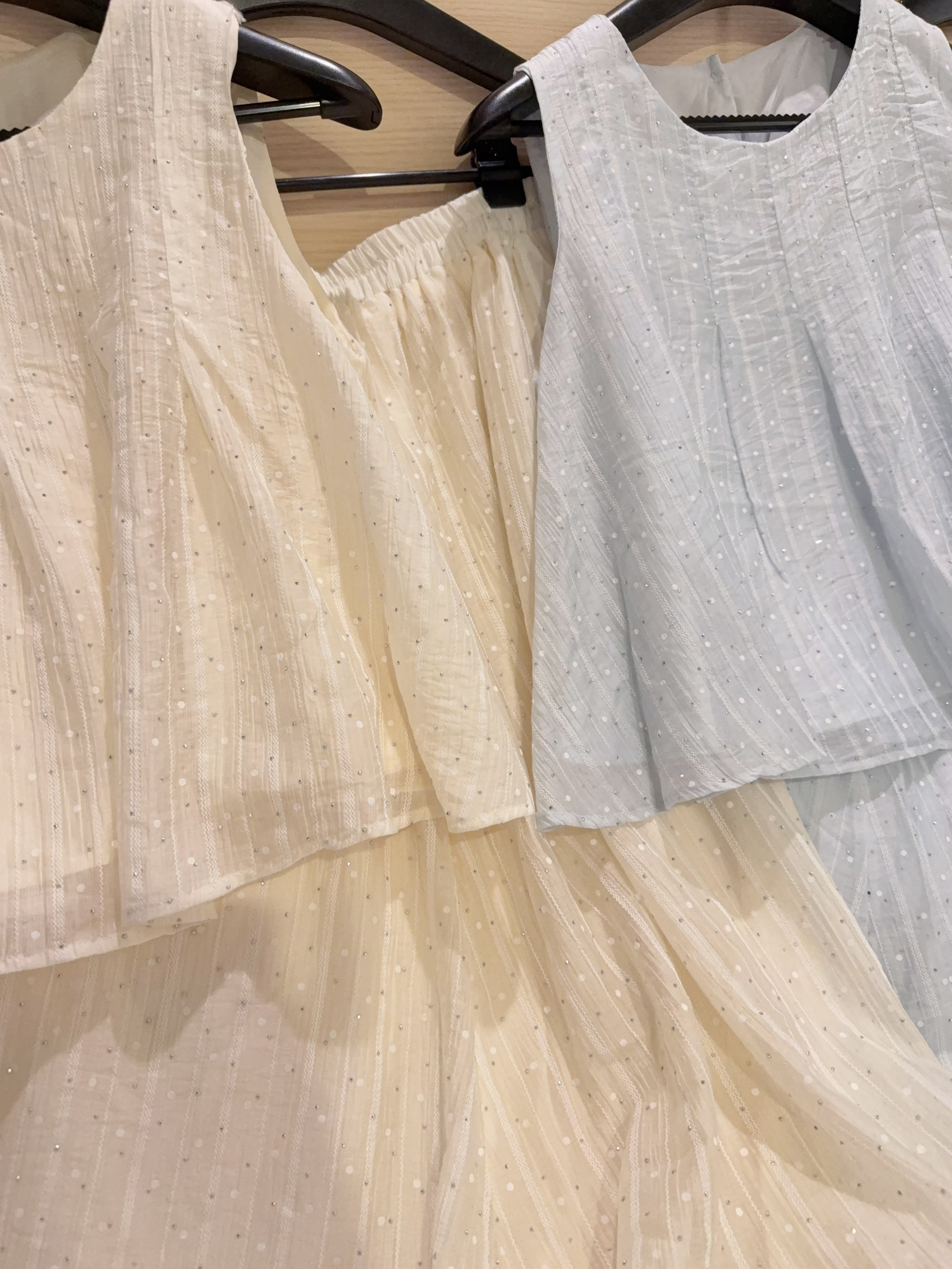 气质温柔风烫钻背心上衣+半身长裙两件套 R2979