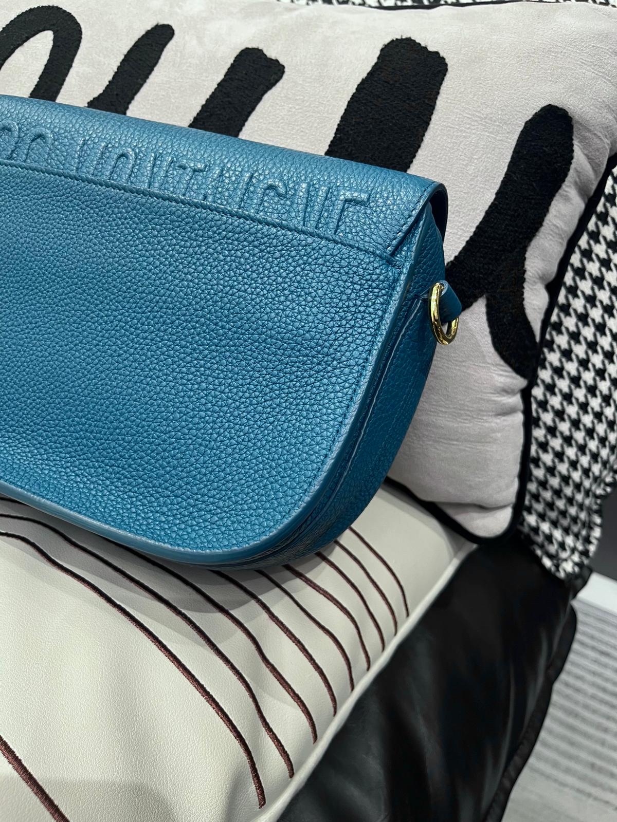 Dior Bobby medium 粒面牛皮金扣 100%Authentic ,99%new ✅證書✅可調節肩帶✅塵袋