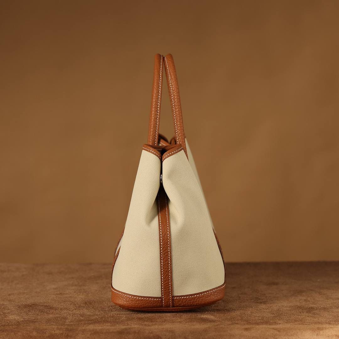 Hermes 爱马仕 Garden Party 30 布配金棕皮花园包👜✨ 尺寸：30*20*13cm 配皮面料是采用法国原厂的Togo皮，纹路清晰，颗粒感饱满，手感细腻，扑鼻而来的香味，爱不释手 版型真的是决绝子 喜欢大包的就入手吧 绝对不后悔的一款大购物袋😍💕