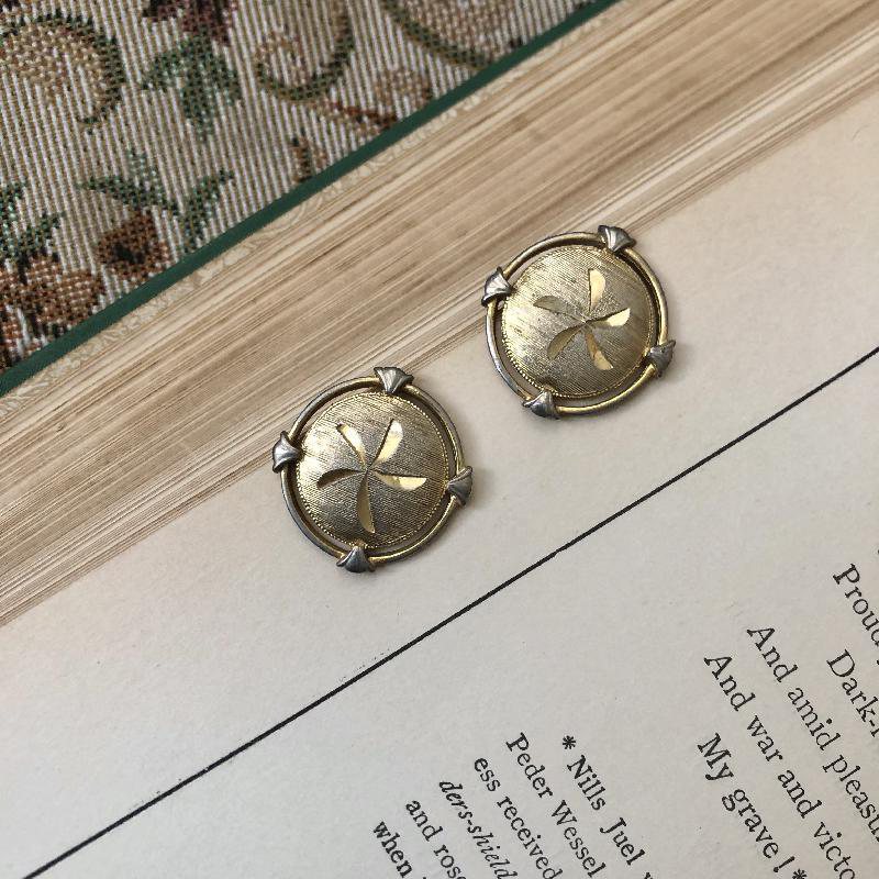Vintage Brushed Gold Tone Engraved Floral Pattern Round Clip Earrings(MT112)