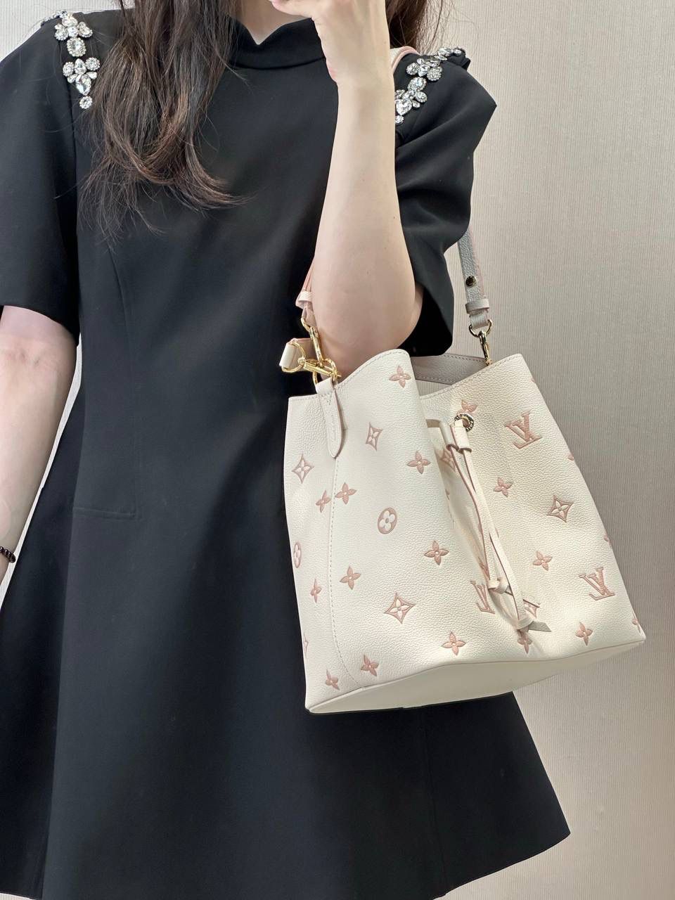 LV Neonoe 水桶包｜本季新款 💕 说到 LV 水桶包，Neonoe 一定是人气王！第一眼就被这个奶油粉打中 💗 不是那种甜腻粉，是带一点灰调的莫兰迪粉， 高级又温柔，春夏背真的很加分～ 黄皮姐妹也完全 OK 👍