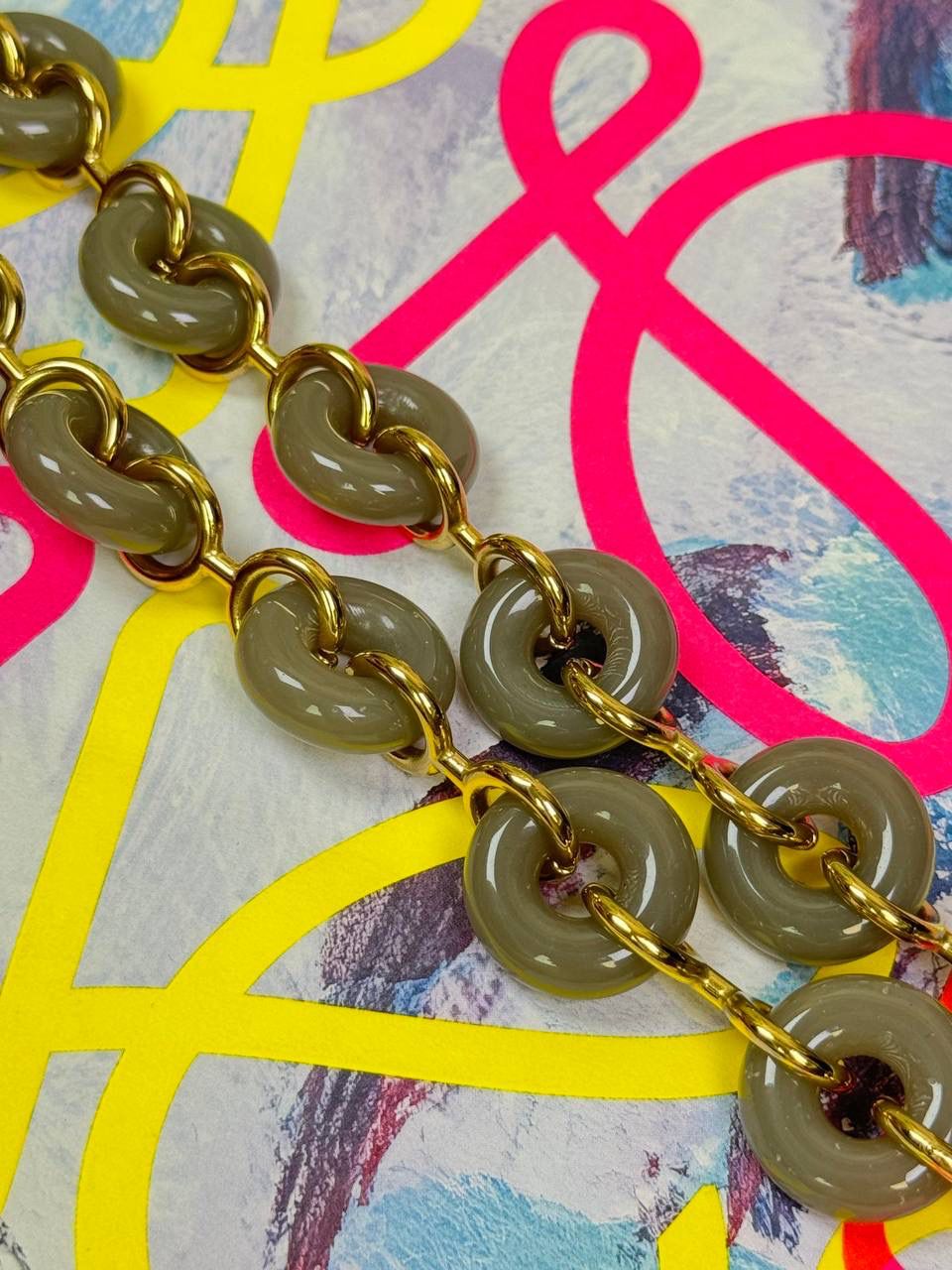 玉饰⛓️链条肩带（卡其绿） 尺寸：68×1.6×0.5cm 编码：182323 秀场甜甜圈链条同系肩带，进一步突出了手袋的造型高，引入了鲜明活泼的精神态度😉。