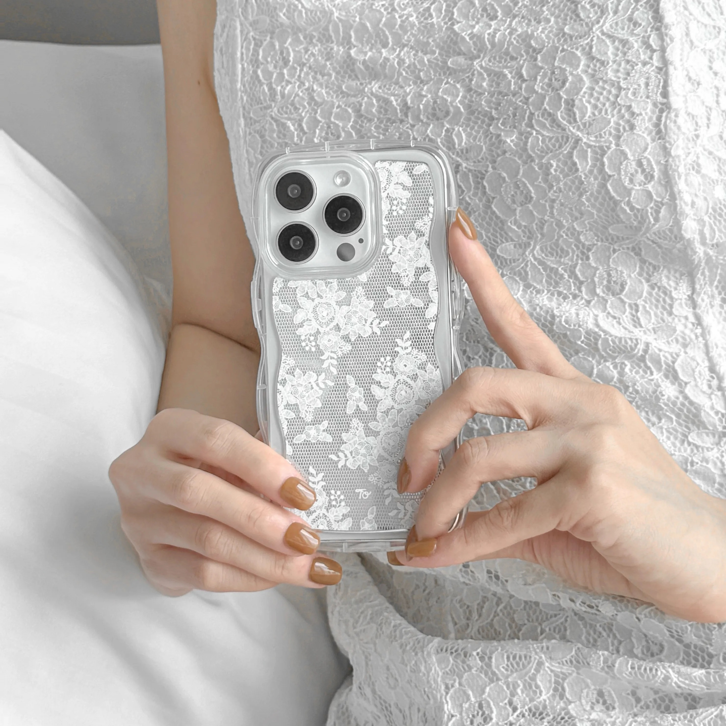 【Perfect in White Lace  】波浪邊框鏡面 iPhone Case