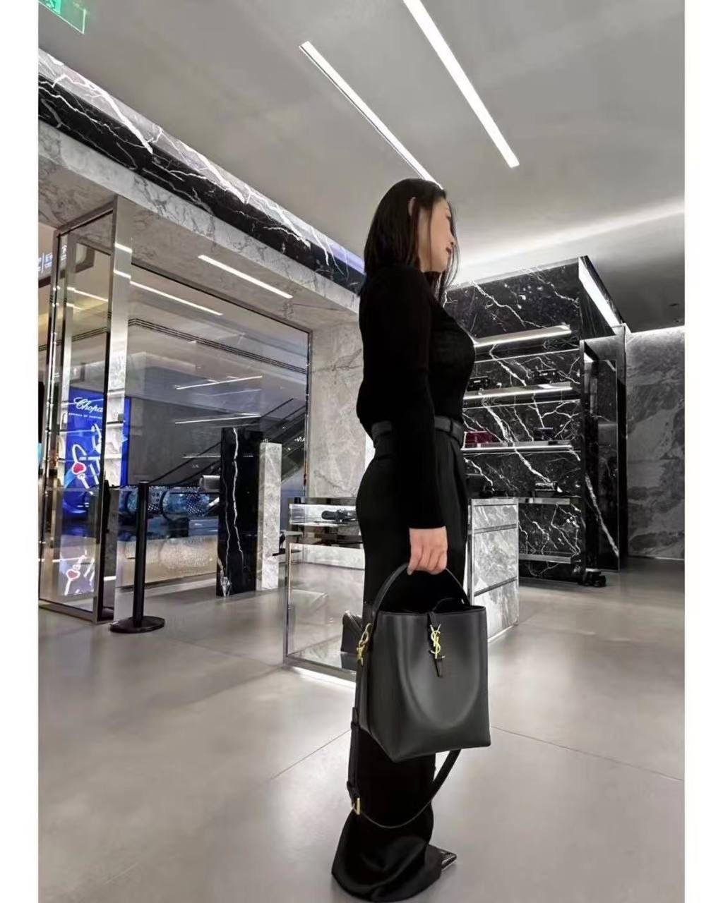 现货啦❗️ ys1 le37 手提水桶包中号🕋 喜欢背水桶包的姐妹不要错过这只 整个包身用的是光面的小牛皮 怎么背都不变形，质感持续保持 风格依旧是他们家简单又自带酷飒的设计 水桶包最好的一点就是容量巨大！ 没有tote那么大，却可以装下整个宇宙 🉑手提🉑斜挎，怎么搭都行～ 老规矩还是zp开发 这次的皮料拿到的可以说是相似度最高的一次！ 你们自己看对比图，像到我都分辨不出谁是谁 你们闭着眼睛冲，品质就交给我们哈！ 迷你：15x13x6cm 小号：20x17x13cm 中号：25×20×16cm742828m