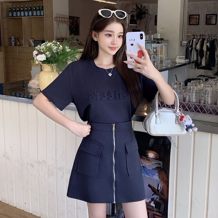 B64(308) 韩版压痕字体CHEERS假两件拼接下摆前部拉链双口袋黑蓝连身裙