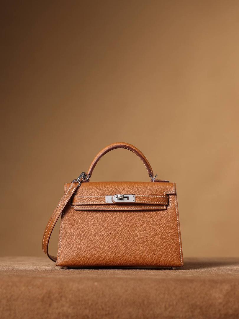 HERMES 爱马仕 Mini Kelly 二代👜✨ Mini Kelly 二代 金棕银扣 高清实拍图 尺寸：19*12*6cm Hermès爱马仕是世界著名的奢侈品品牌，1837年由Thierry Hermès创立于法国巴黎。 爱马仕早年以制造高级马具起家，迄今已有180年的悠久历史。 其整个品牌从整体到细节以及专卖店，都弥漫着浓郁的以马文化为中心的深厚底蕴🎀