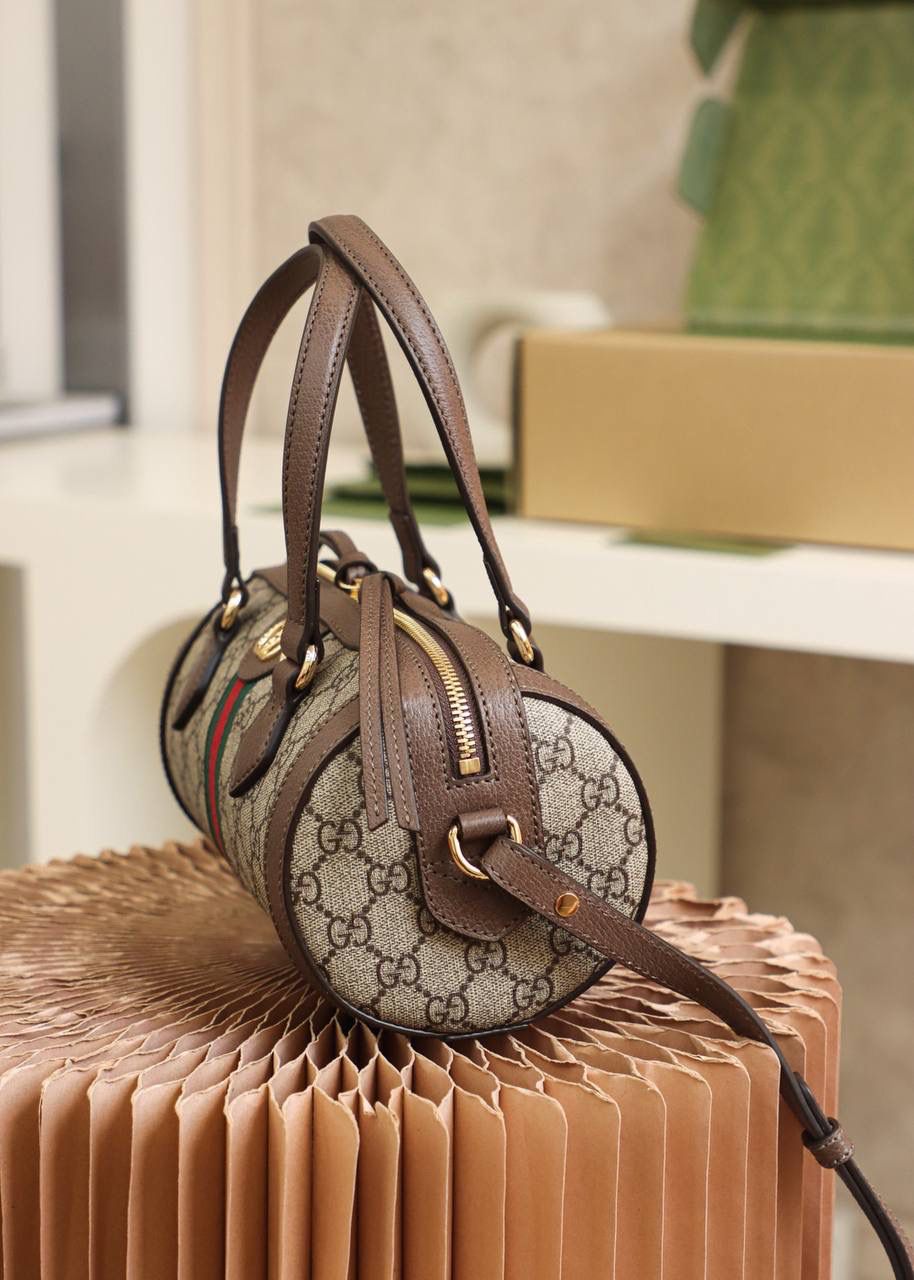 ✈️✈️▪️𝙊𝙥𝙝𝙞𝙙𝙞𝙖系列𝙂𝙂波士顿_正品皮602577▪️ YY# ▶尺寸：25.5*14*14cm 𝗚家Ophidia系列融合了两个标志性✅经典元素 经典的GG图案搭配红绿织带， 复古且经典的主打标志，手提的设计， 让整个包身的高级感翻倍， 并且容纳量满分的设计， 经典百搭的枕头造型， 绝对是一款可以陪你看尽世间繁华的必备包✔️