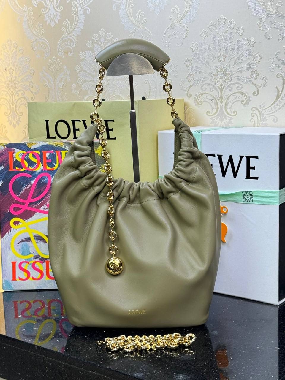 🎈（全钢五金）中号纳帕羊皮𝙎𝙦𝙪𝙚𝙚𝙯𝐞 —【按树绿】到货📍 尺寸中号：34-33-13.5cm 尺寸小号：29-10.5-24cm 型号:652328 【配全套礼盒】 😇罗家全新成员Squeeze手袋💯 满分到货•采用触感柔软的纳帕小羊皮革🐏•里外全皮💯传统工艺➕创新研究•全新独特设计。 😇最新宣言款配件：Anagramc pebbled 不锈钢及铝合金材质•升级打造标志性甜甜圈•相同质感•更轻重量。 😇具备令人惊讶的轻盈褶皱包身 可肩背、斜挎或手提*可调节甜甜圈⛓️链条肩带•搭配Anagram携刻鹅卵石•附加额外链条•可进一步延长肩带*磁扣开合*内部拉链口袋