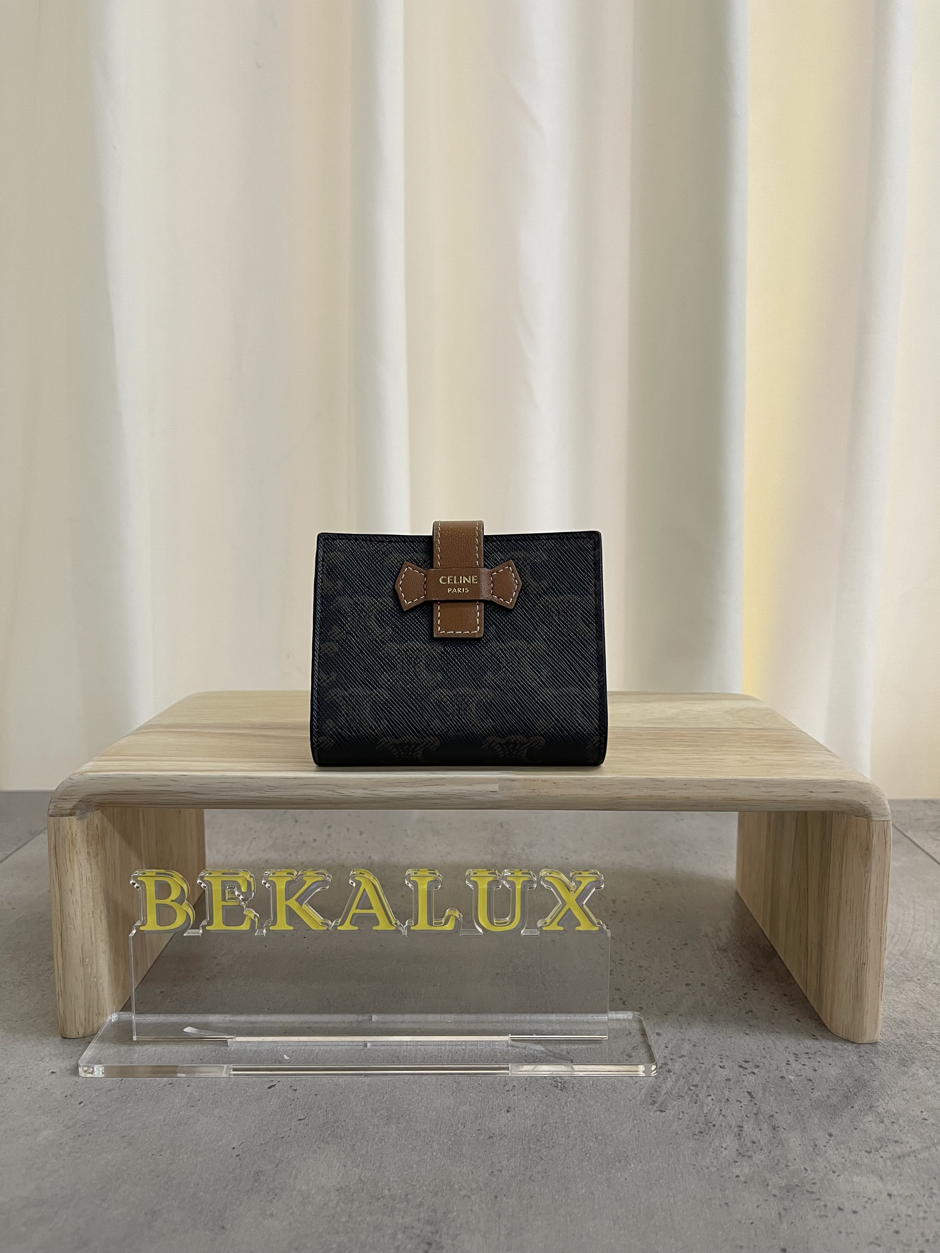 Pre-owned Celine Wallet/ Product Code: 26012703